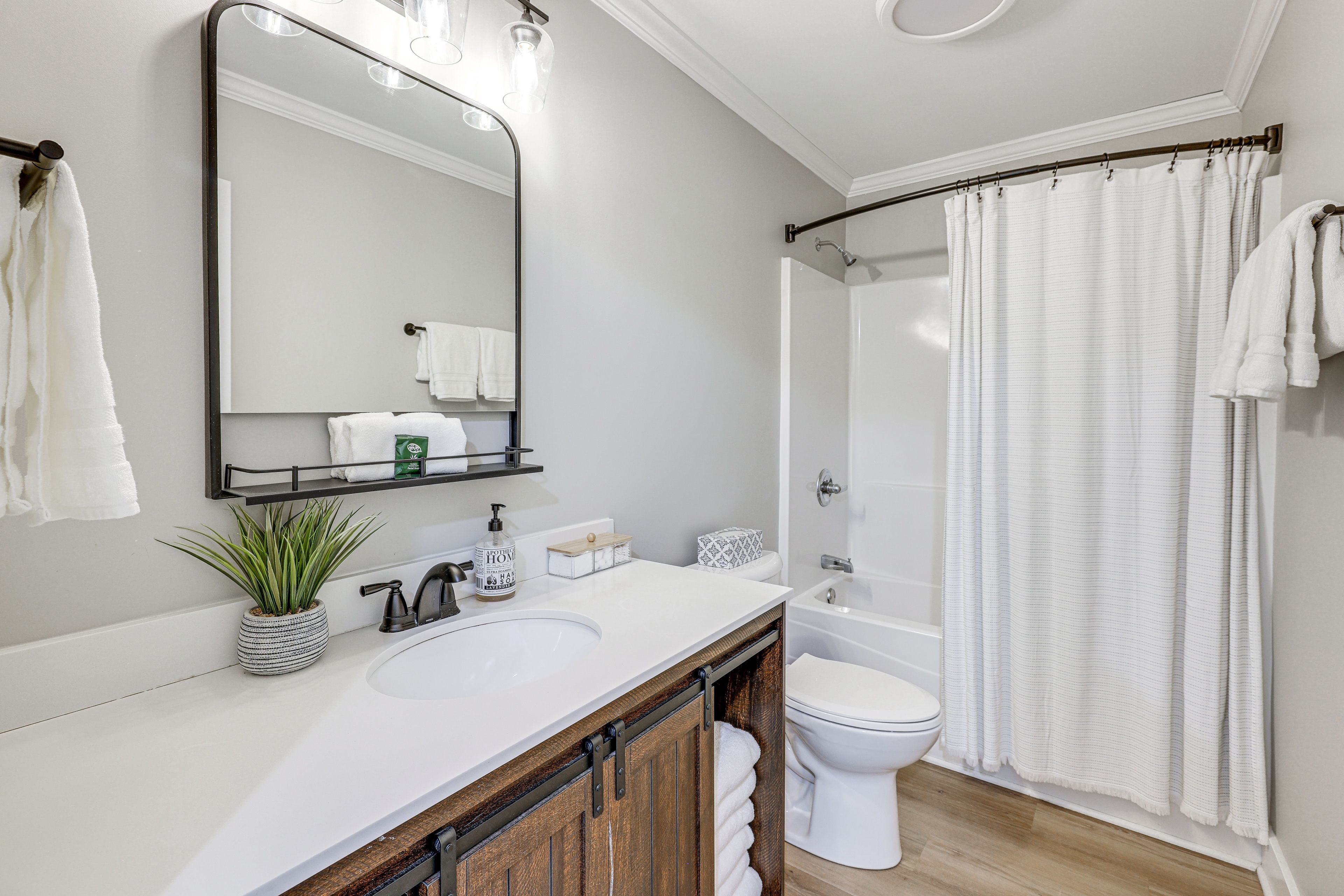 Full Bathroom | Upper Level