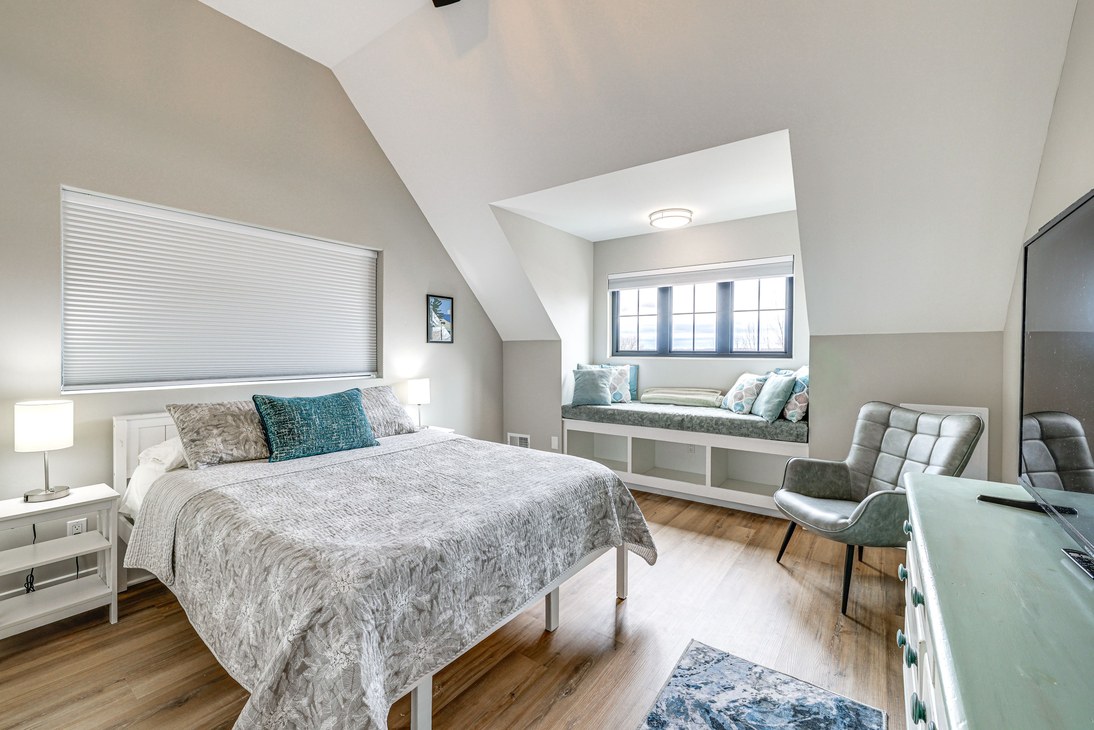Bedroom 5 | Queen Bed | Smart TV | Upper Level