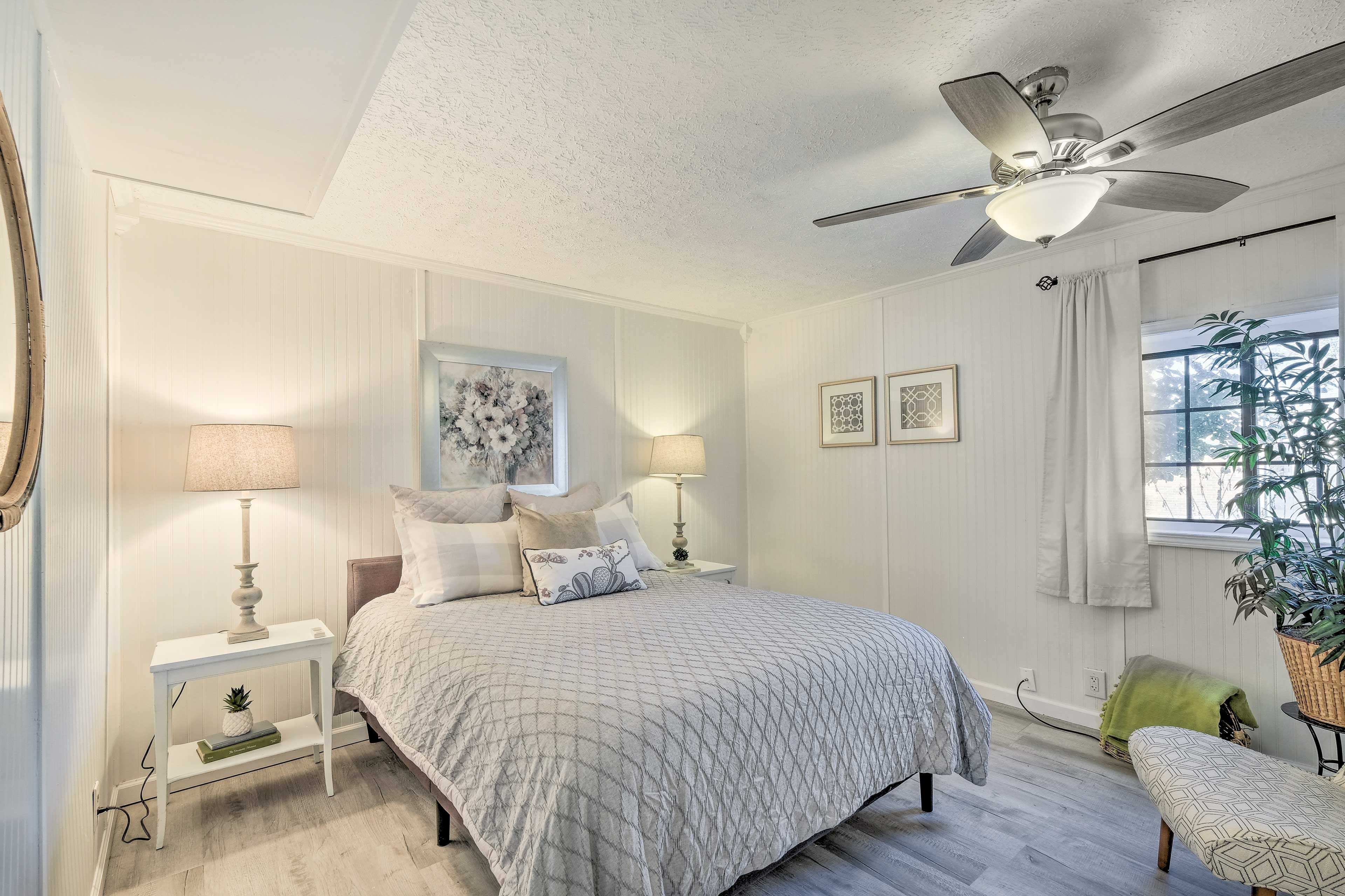Bedroom | Queen Bed