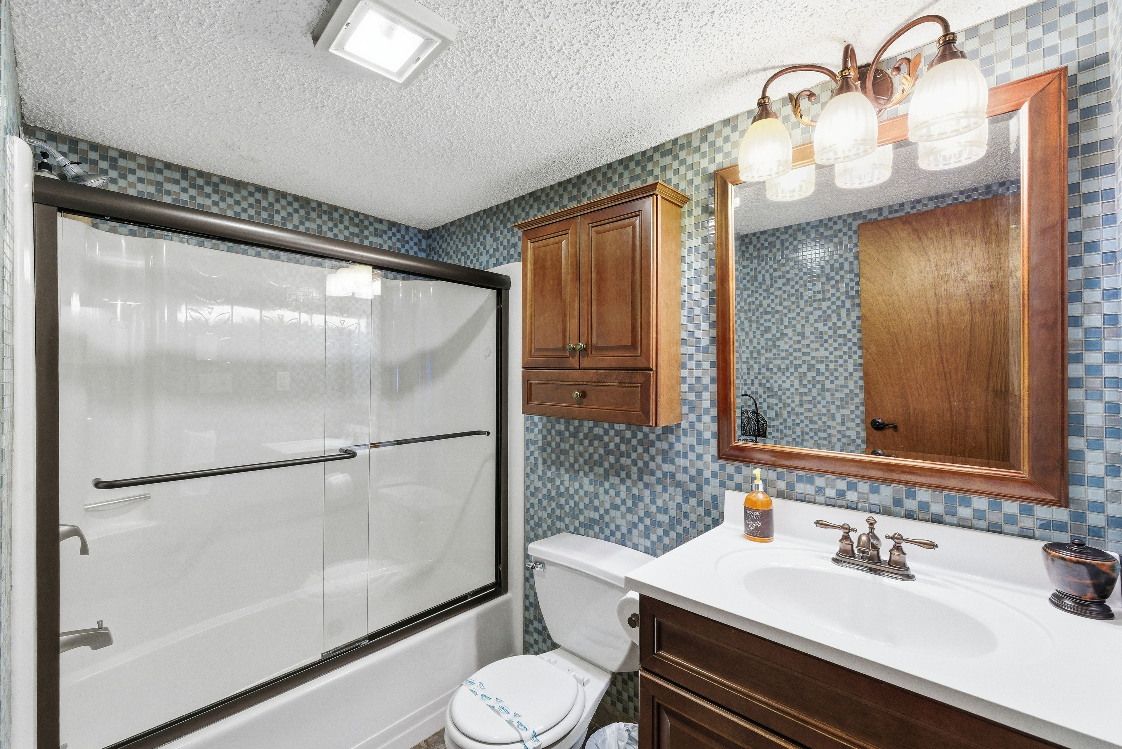 Full Bathroom | Towels Provided