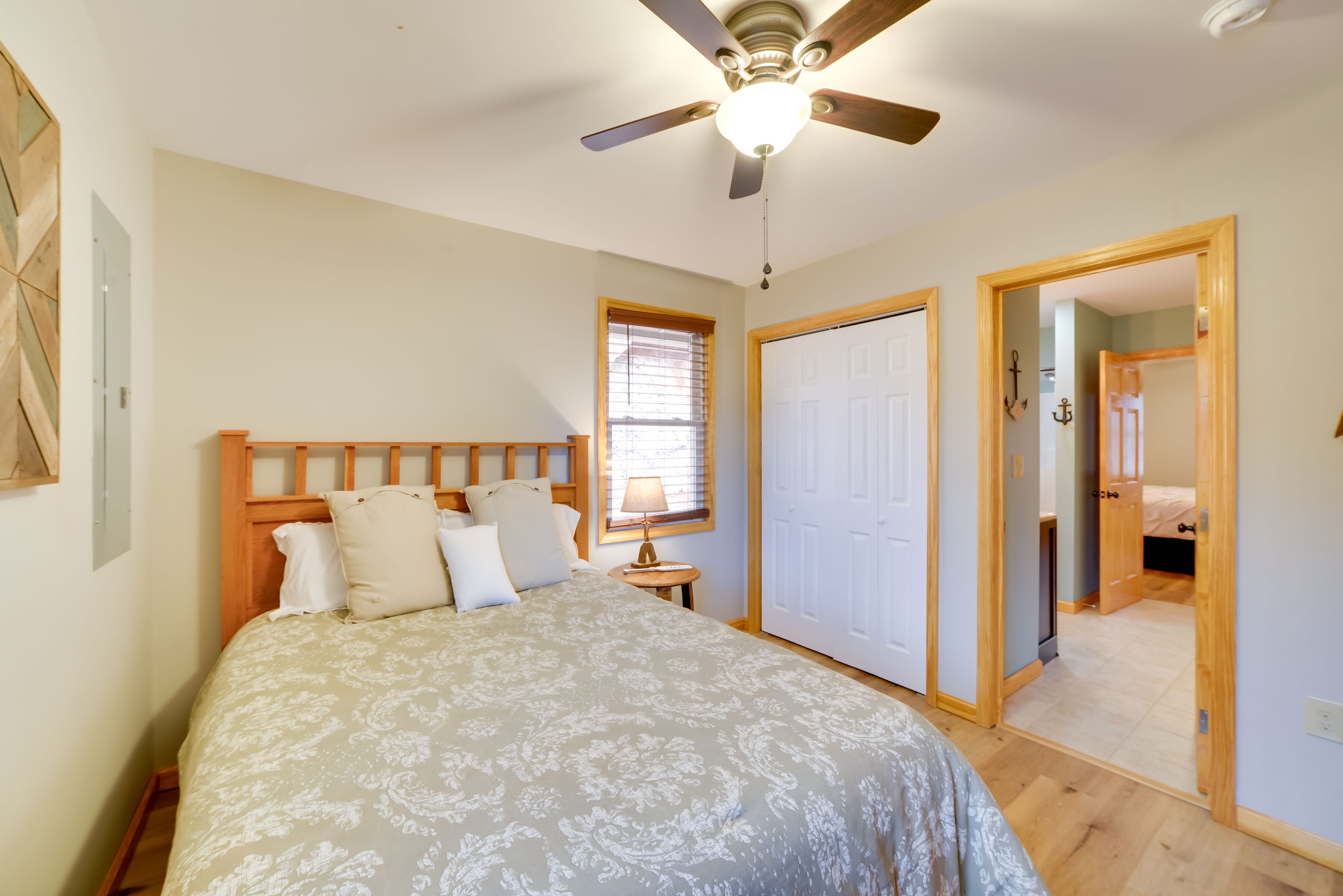 Bedroom 2 | Queen Bed