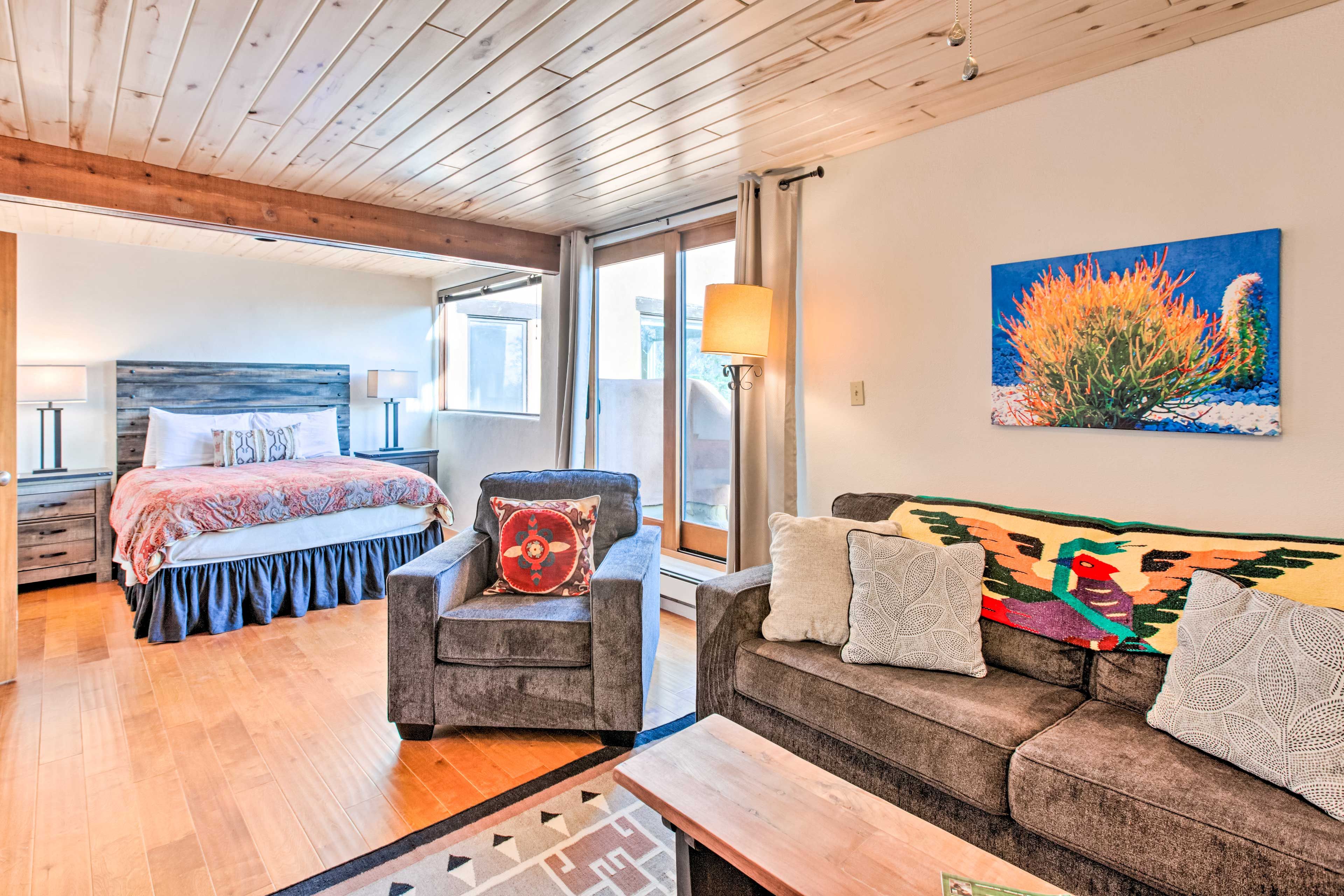 Bedroom 1 | Queen Bed | En-Suite Bathroom | Sitting Area | Smart TV | 2nd Floor