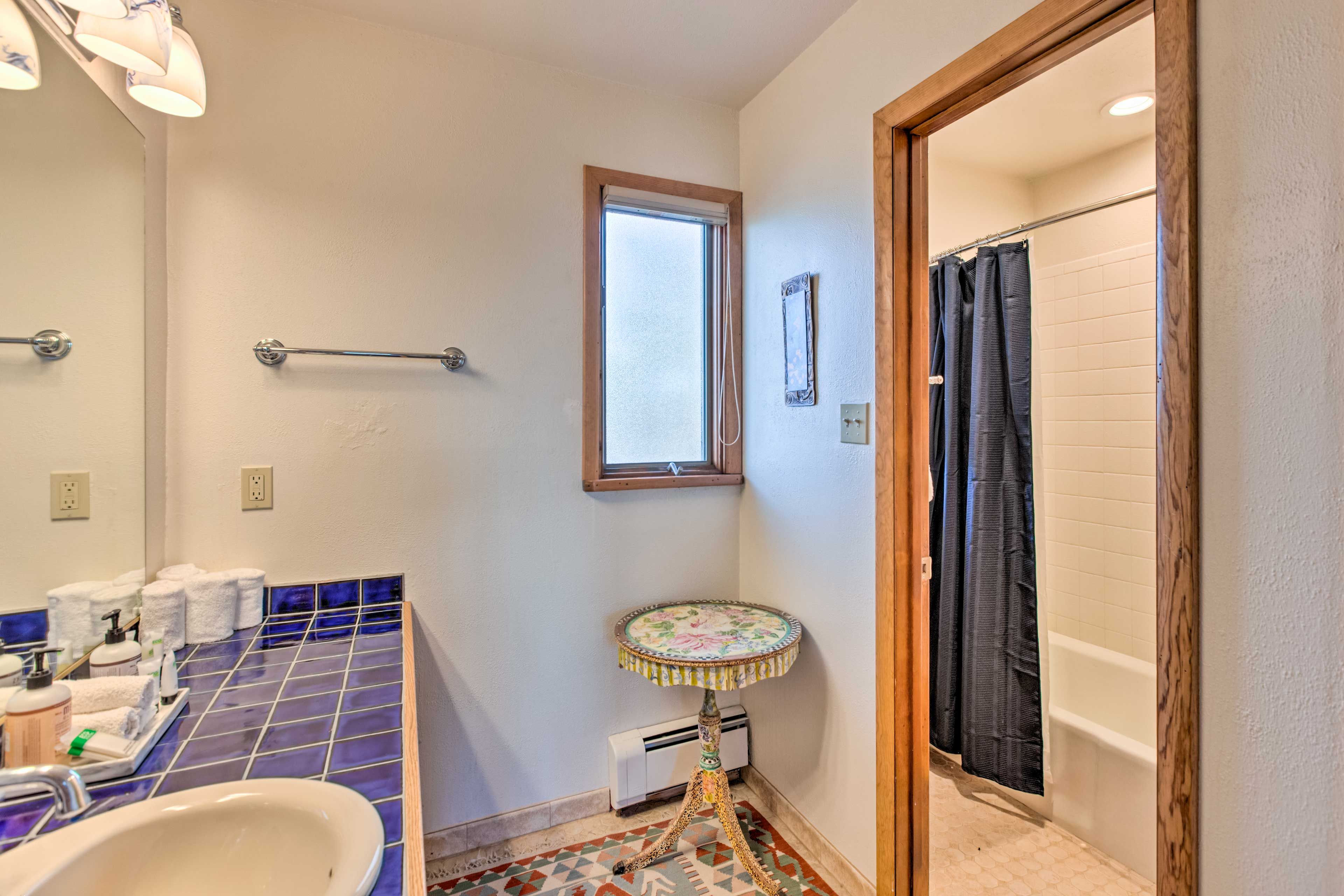 En-Suite Bathroom | Complimentary Toiletries | 2nd Floor