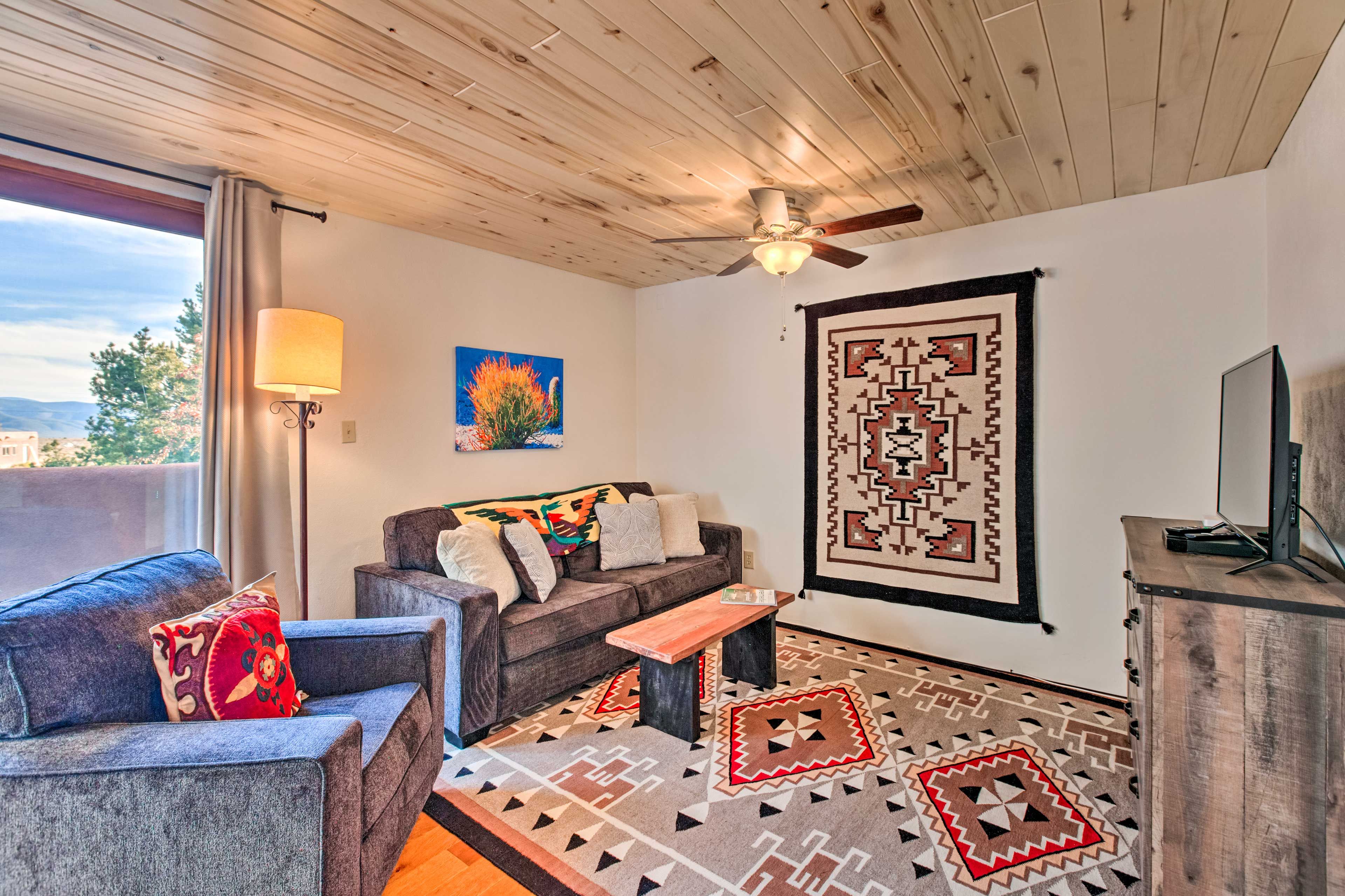 Sitting Area | Smart TV