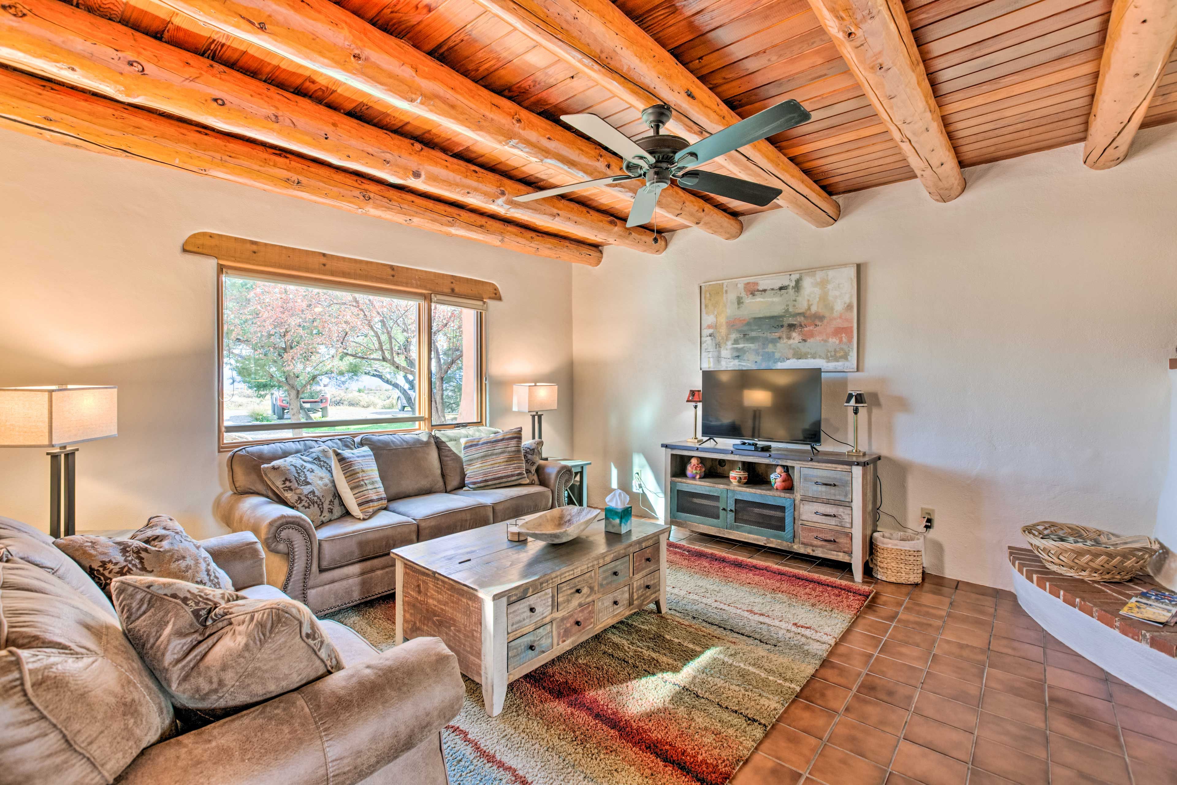 Living Room | Fireplace | Smart TV | Free WiFi