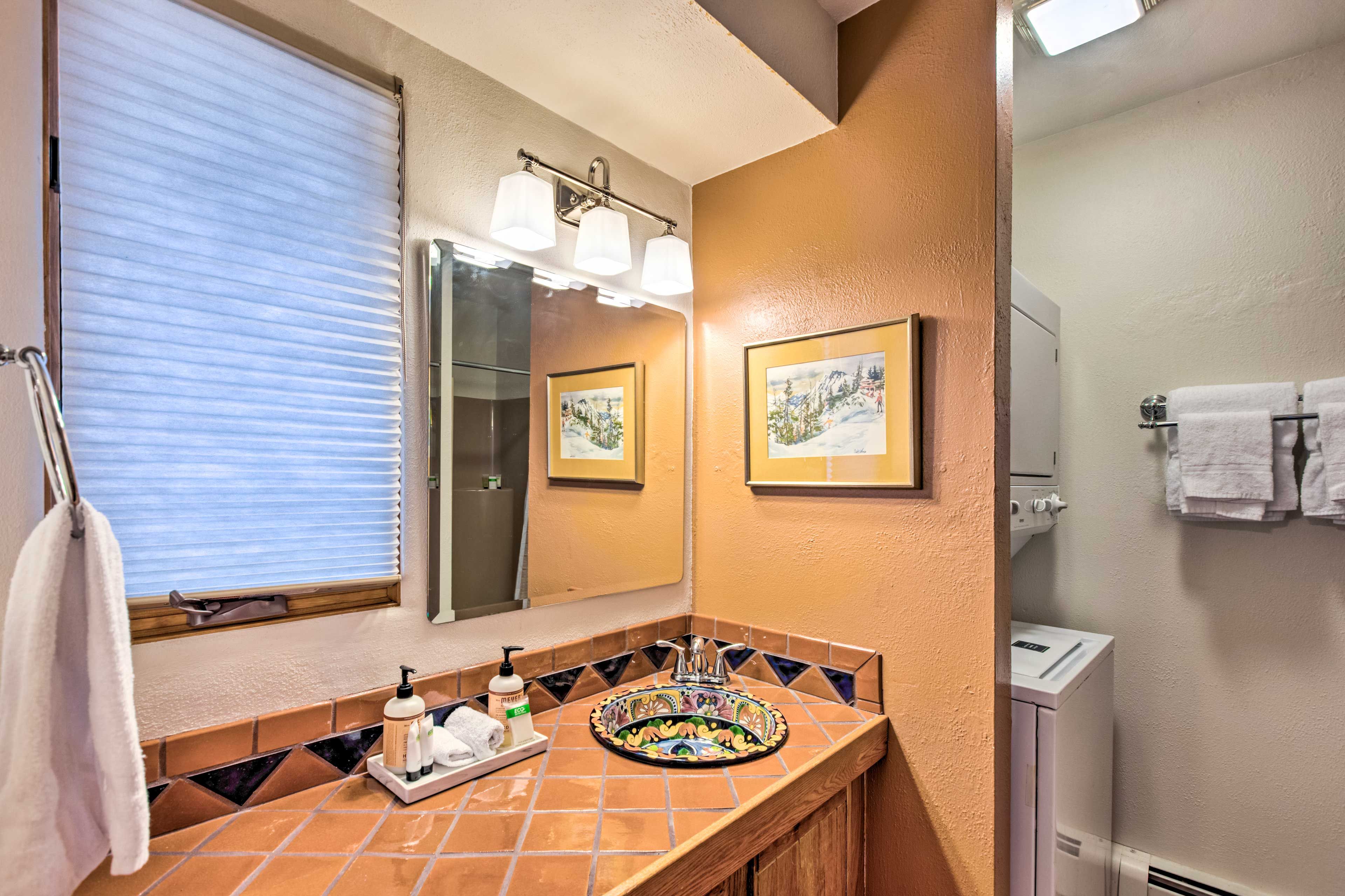 Full Bathroom | Washer/Dryer | Laundry Detergent | Towels Provided | 1st Floor