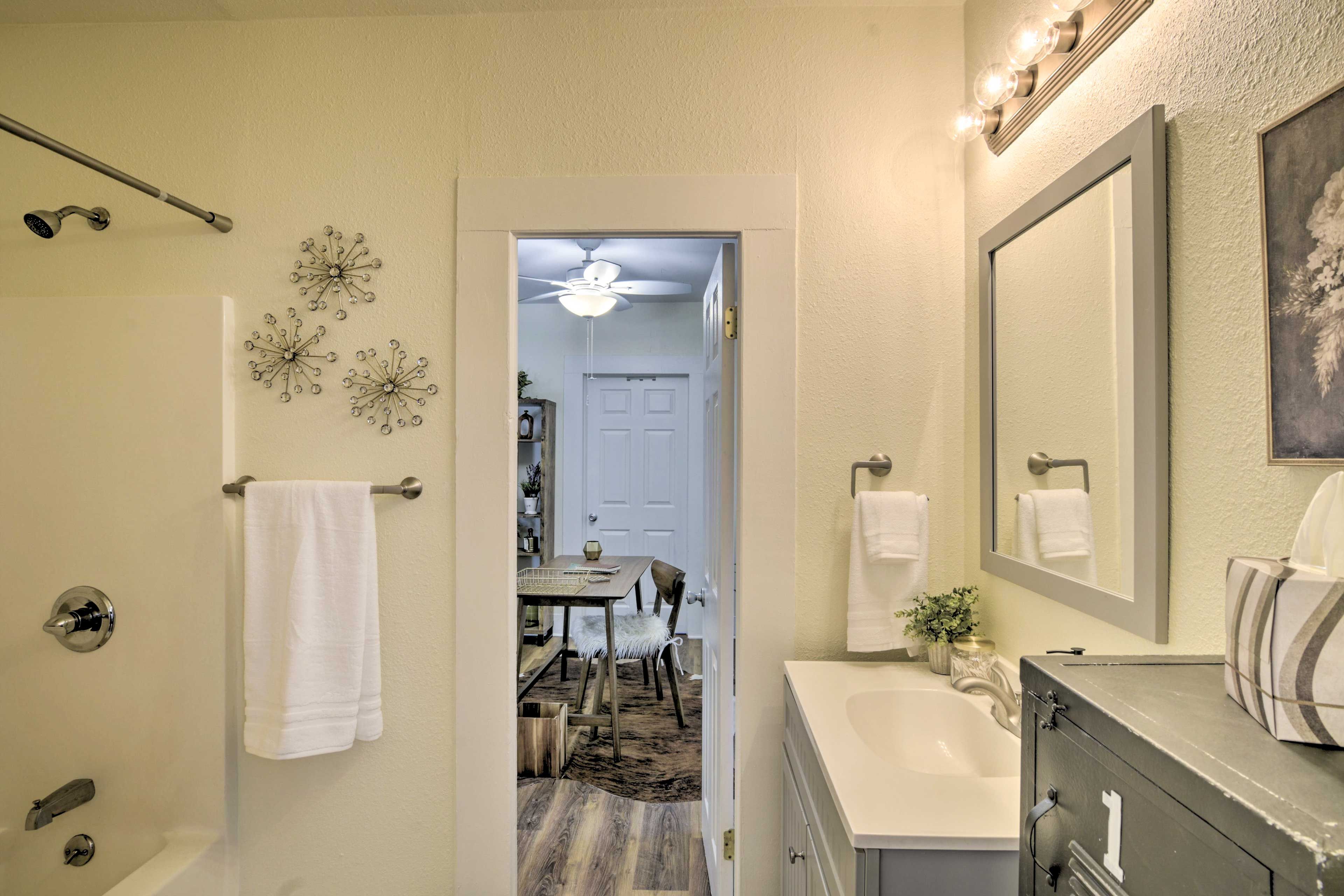 Full Bathroom | Shower/Tub Combo | Complimentary Toiletries | Towels Provided