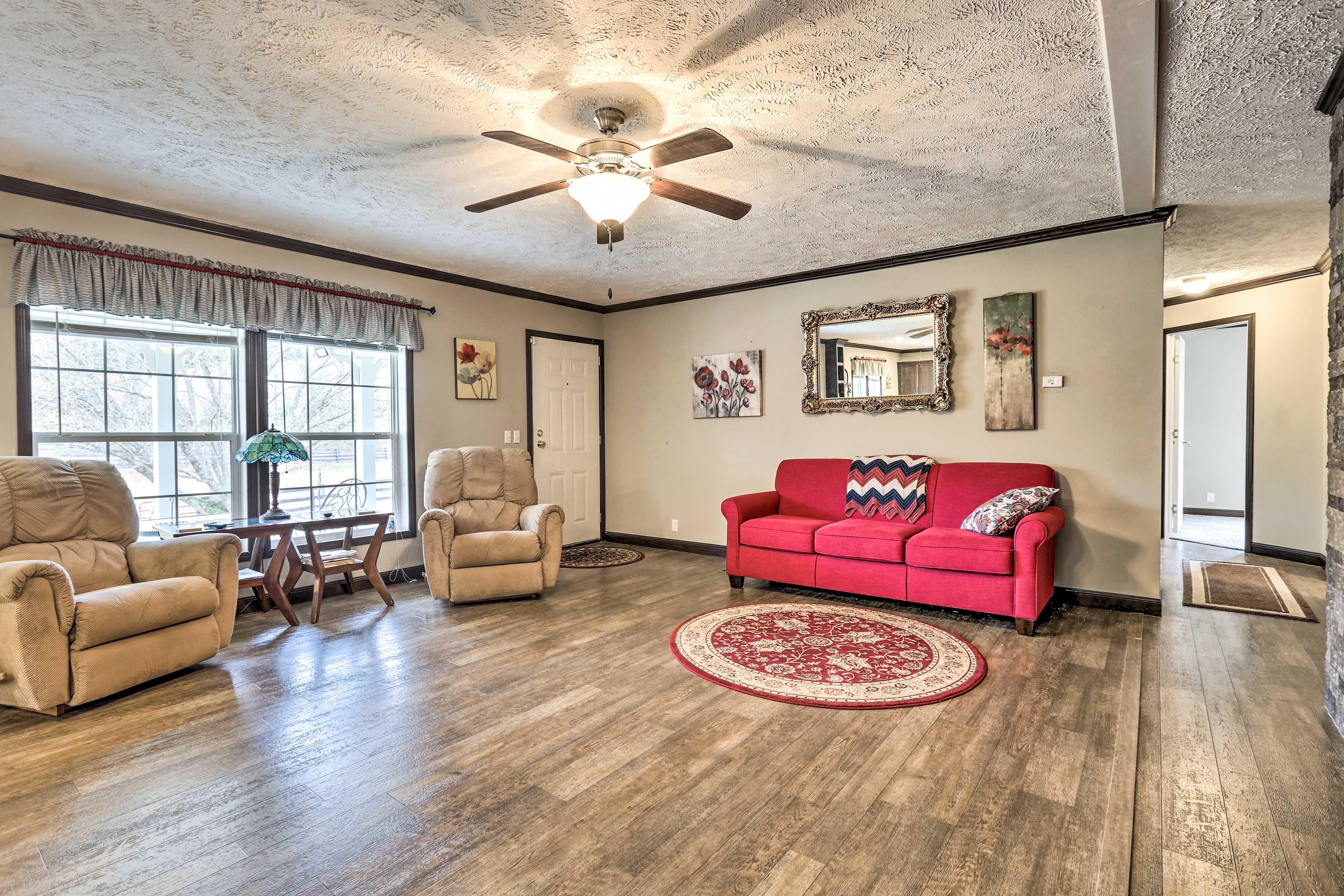 Living Area | Flat-Screen TV w/ Cable | Books