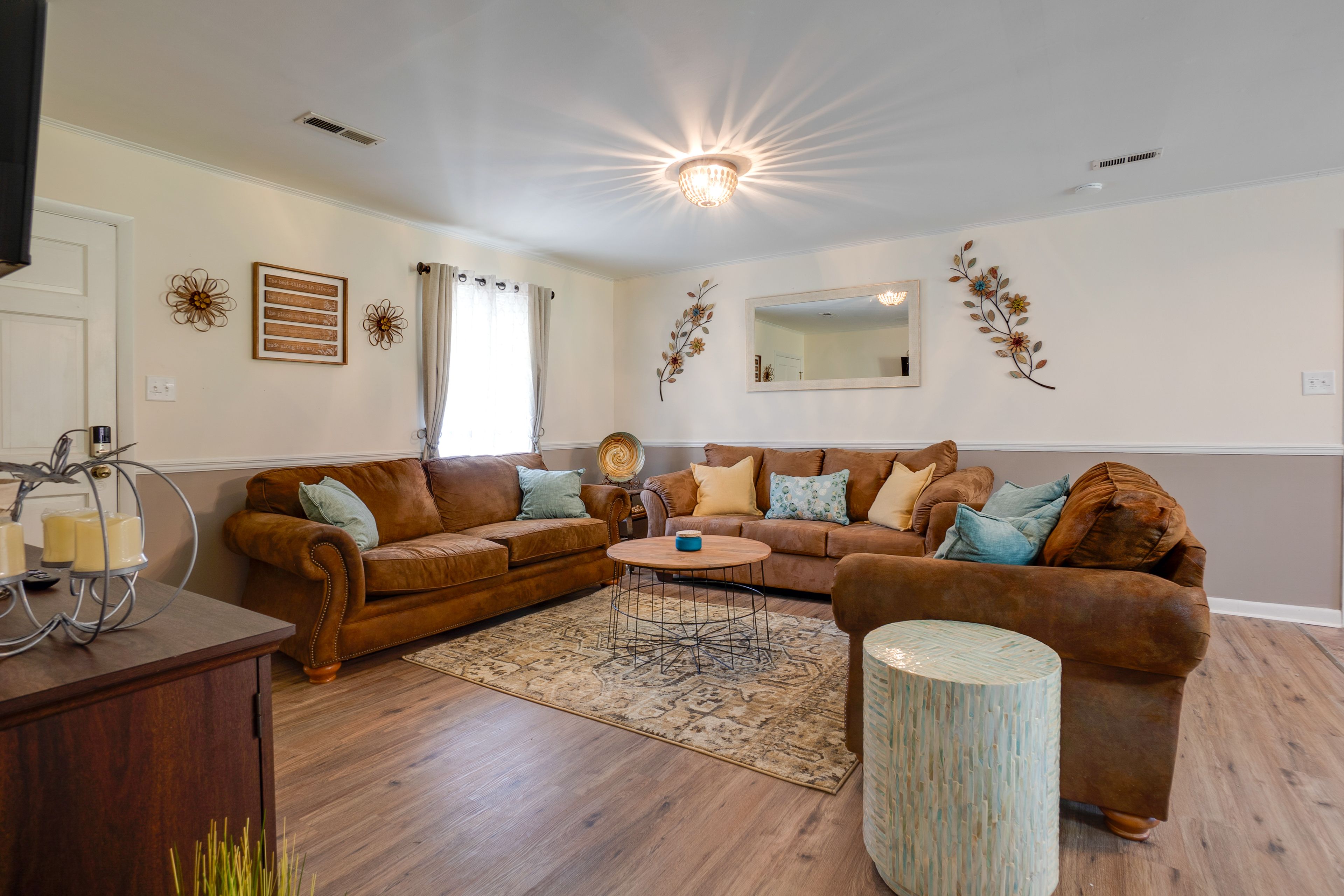 Living Room | Smart TV w/ Cable | Free WiFi | Central A/C