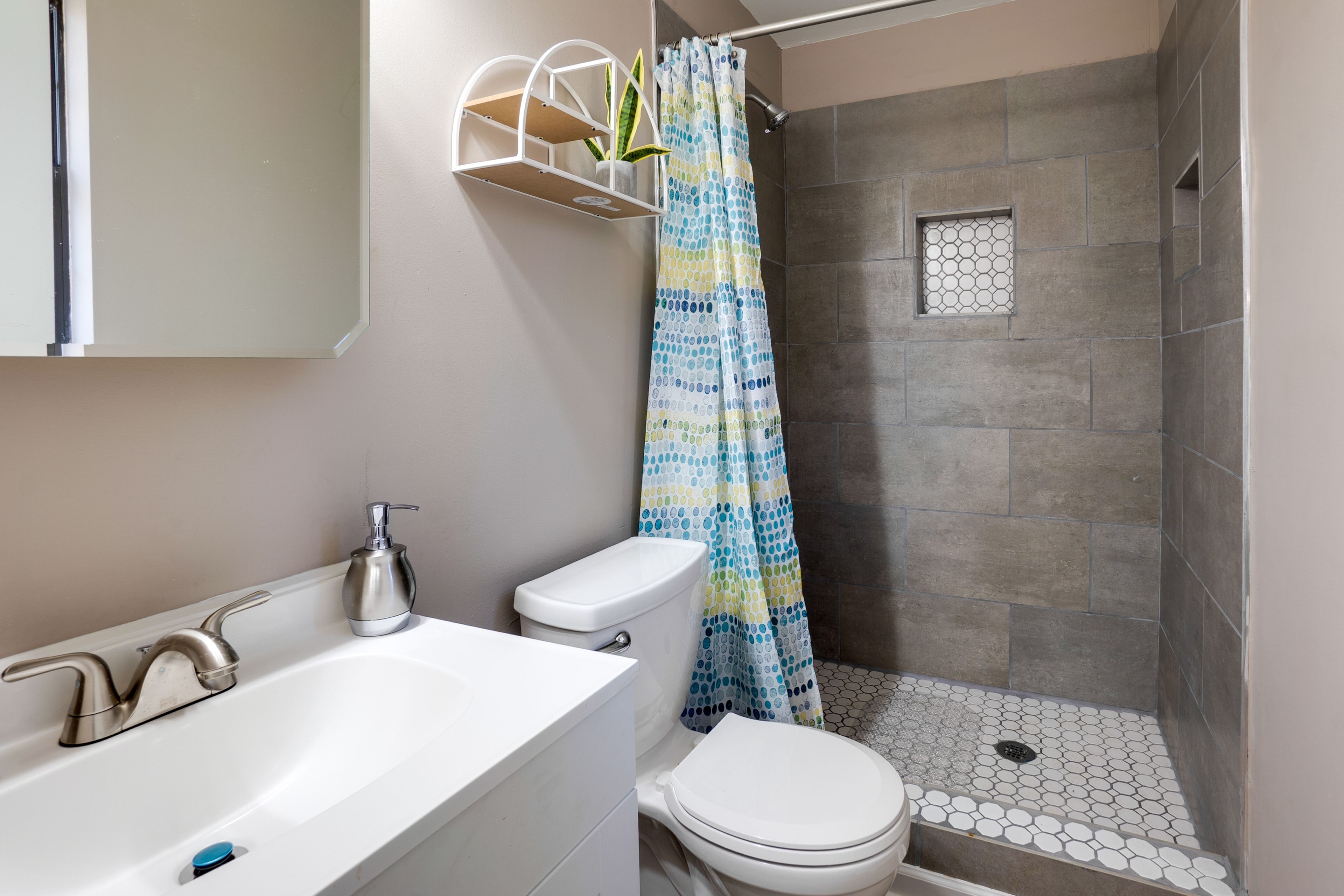 Full Bathroom | Towels Provided | Complimentary Toiletries