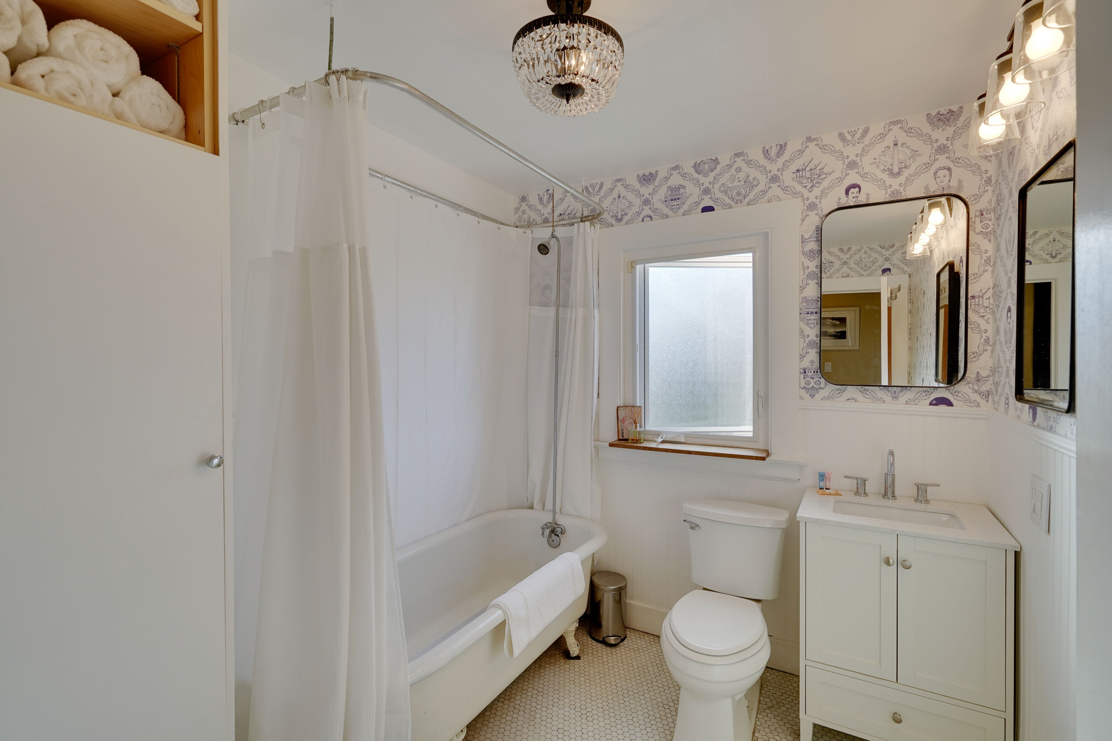 Full Bathroom | Complimentary Toiletries | Towels Provided