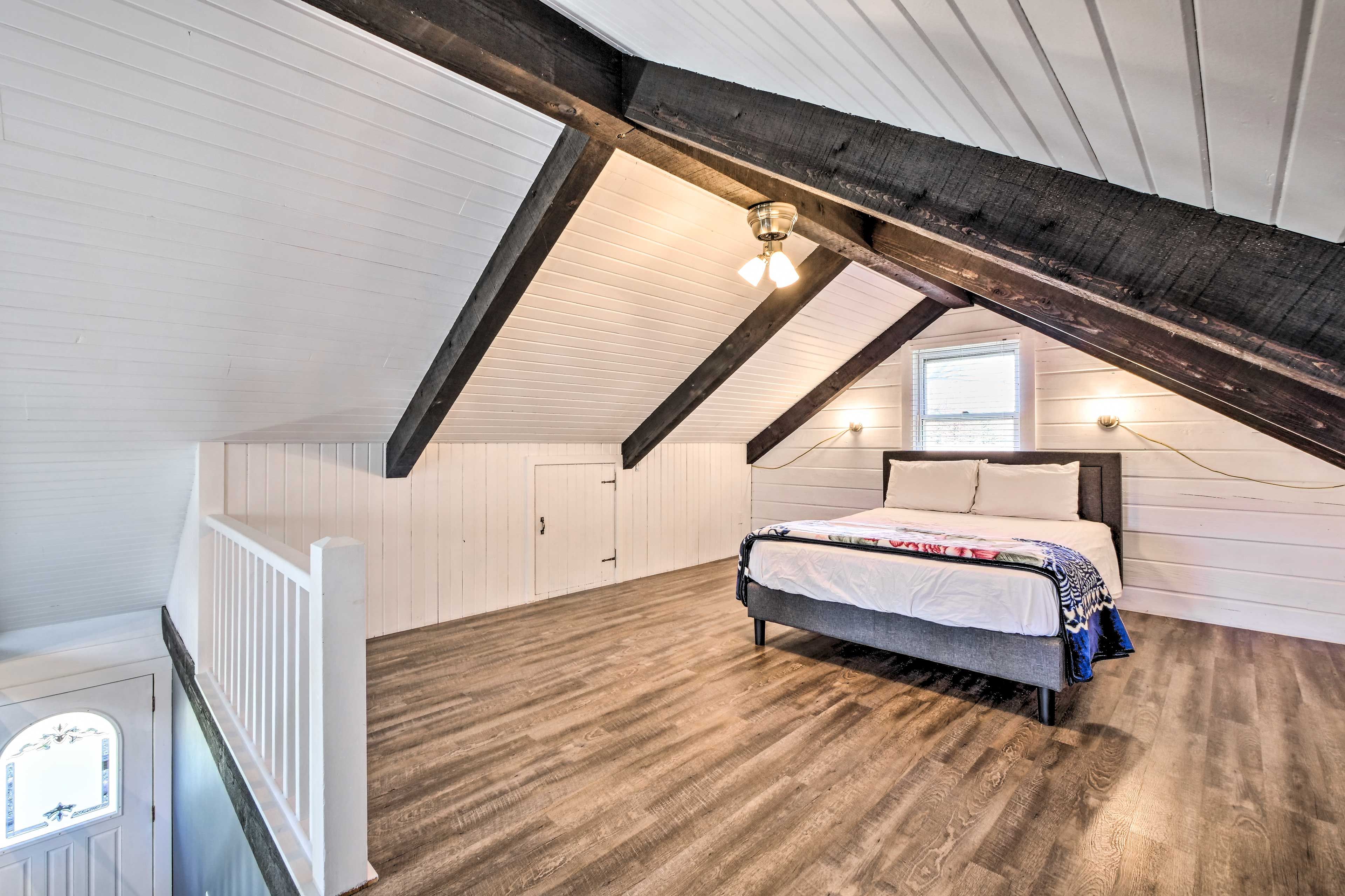 Loft | Queen Bed