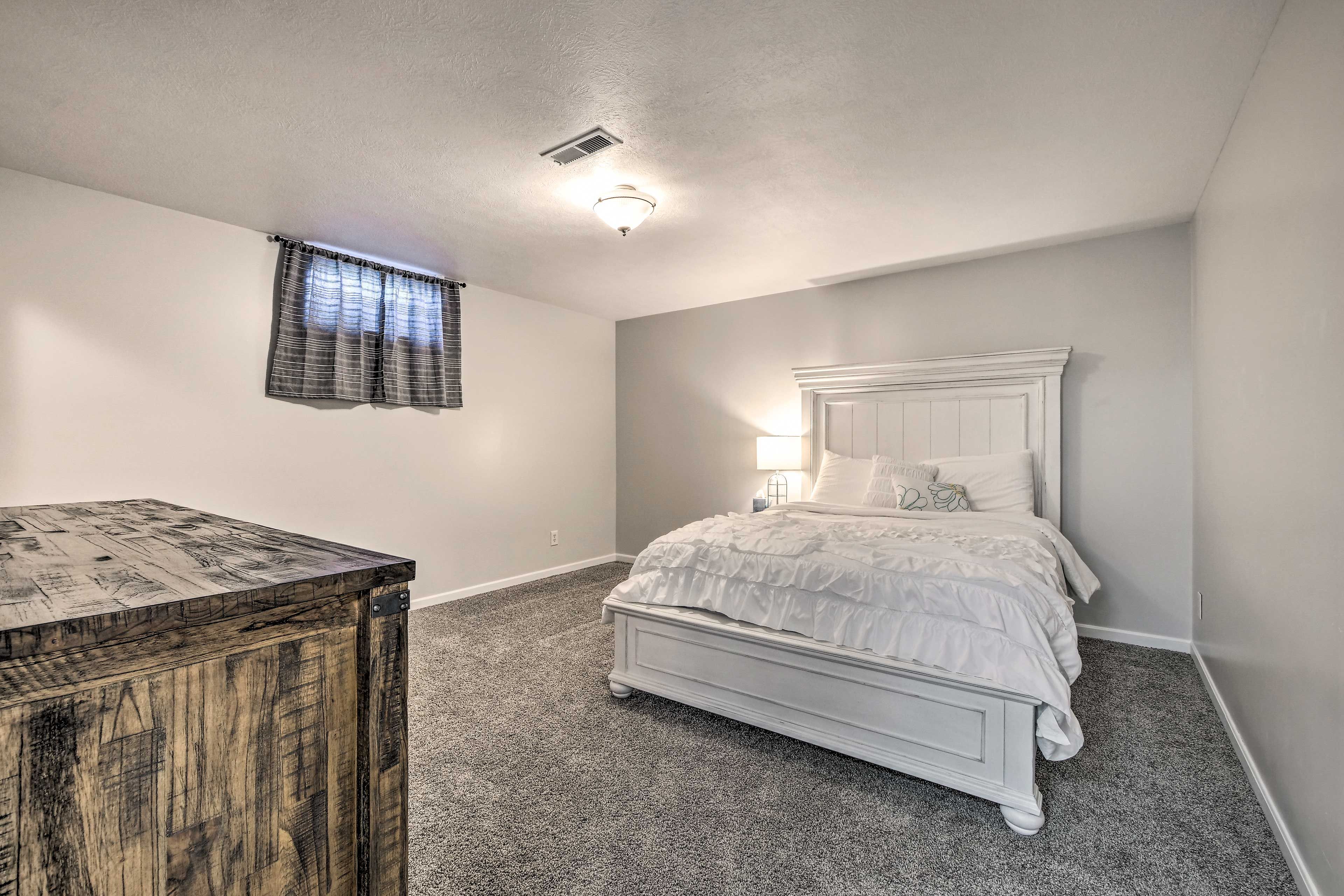 Bedroom 2 | Queen Bed