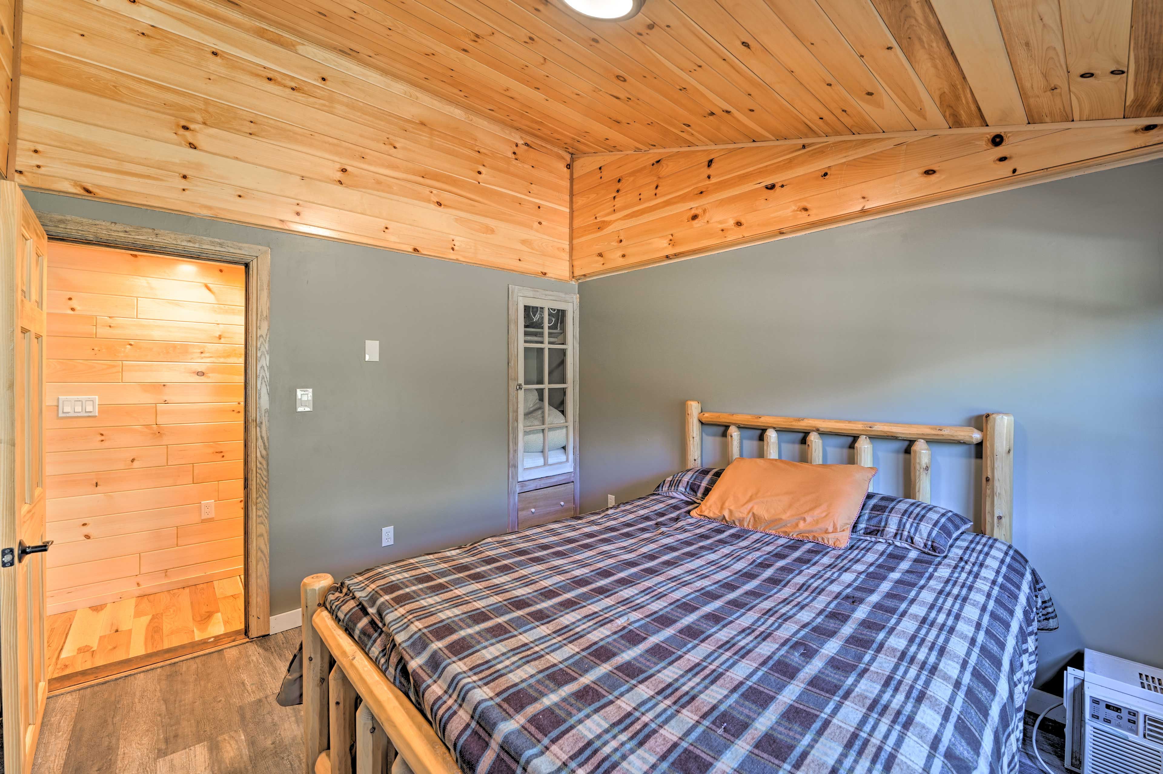 Bedroom 5 | Queen Bed
