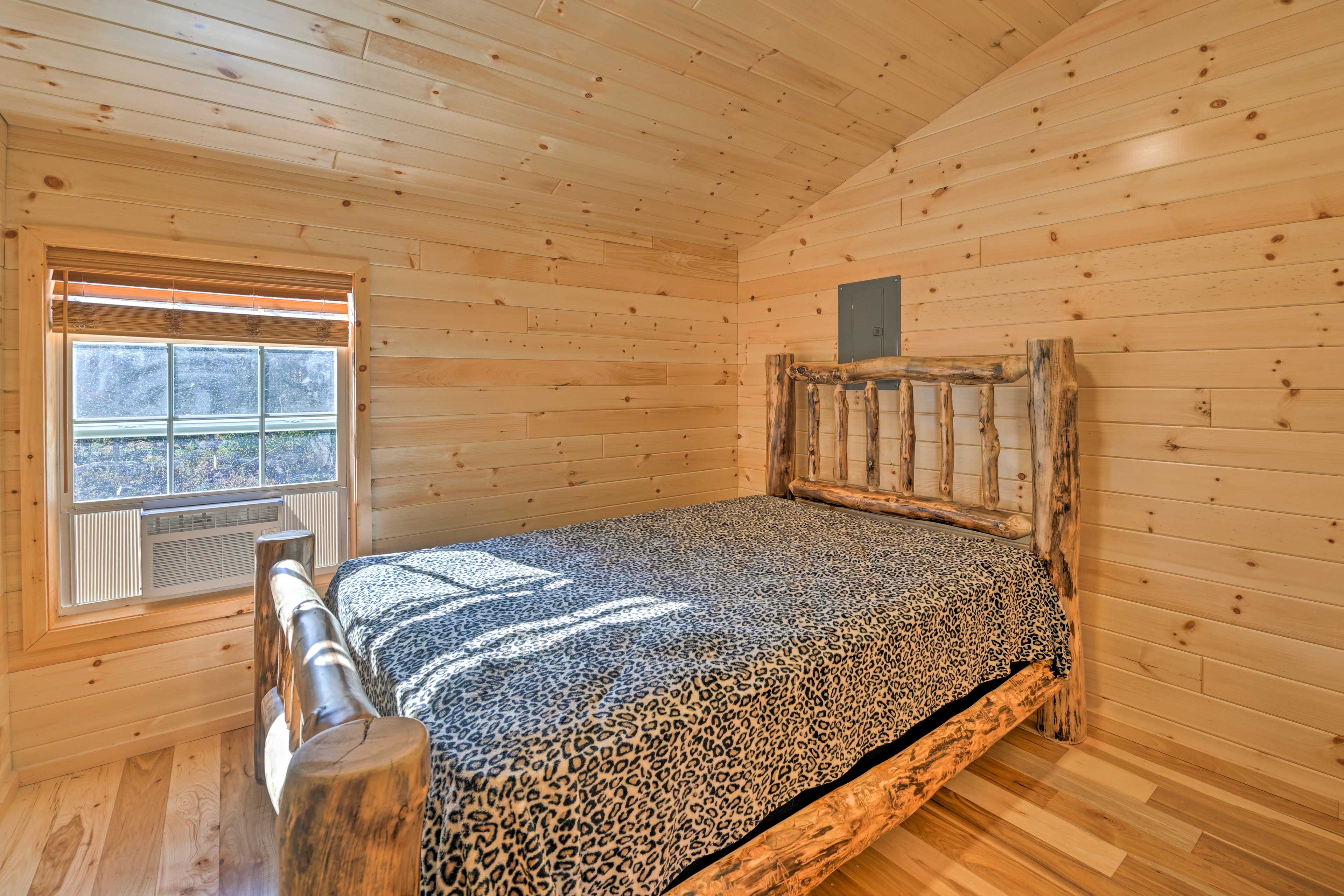Bedroom 6 | Queen Bed