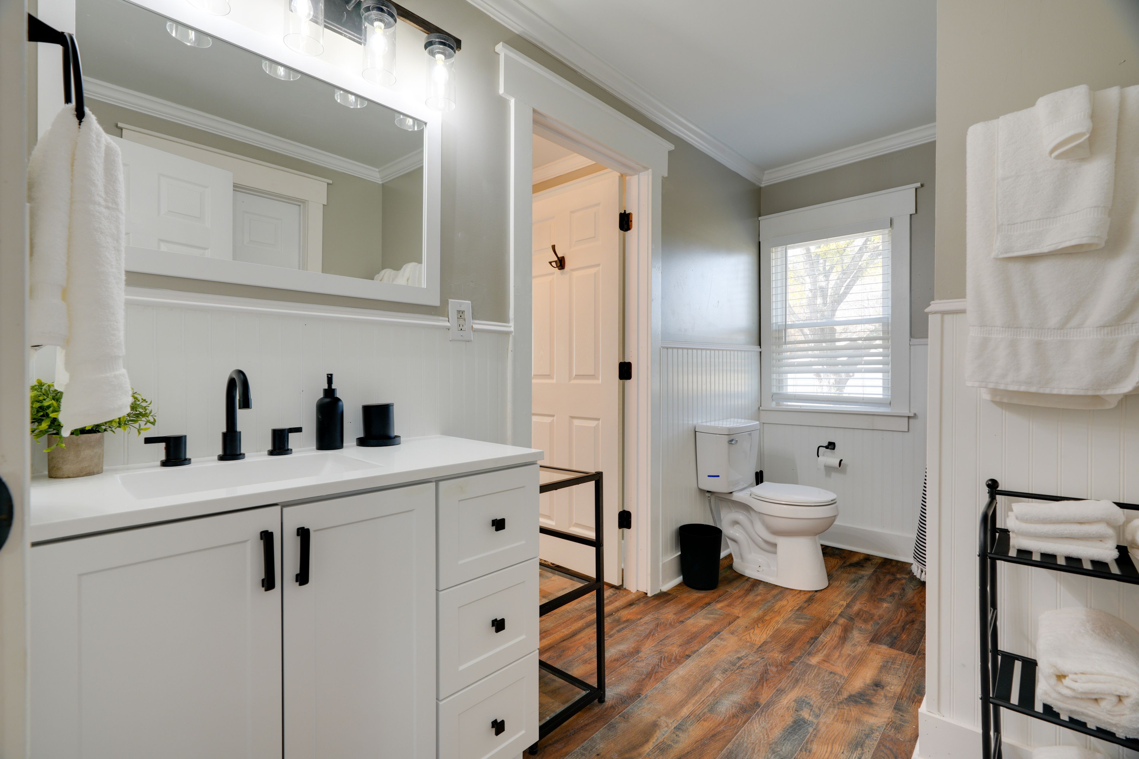Shared En-Suite Bathroom | Towels Provided | Complimentary Toiletries