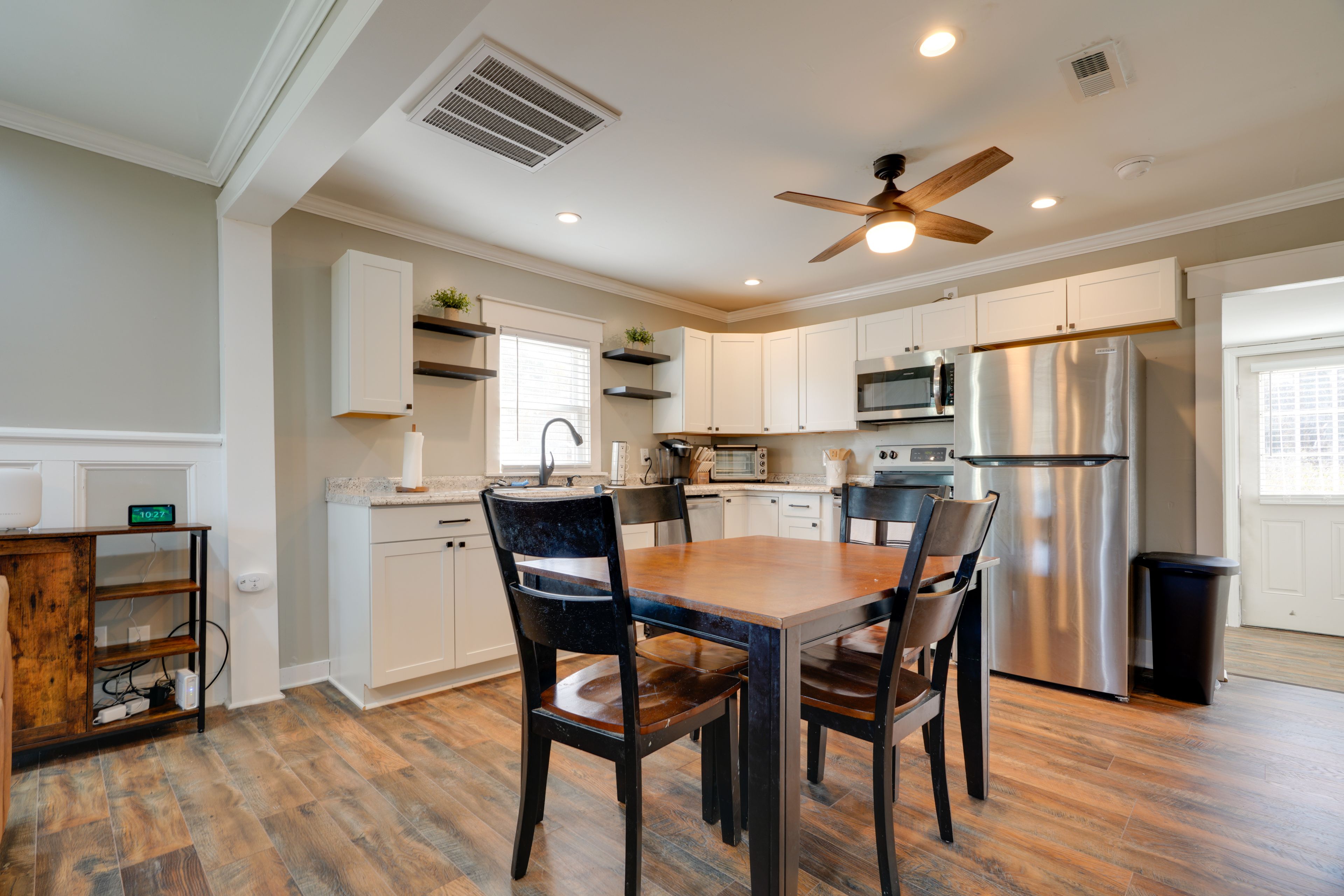 Dining Area | Dishware & Flatware Provided