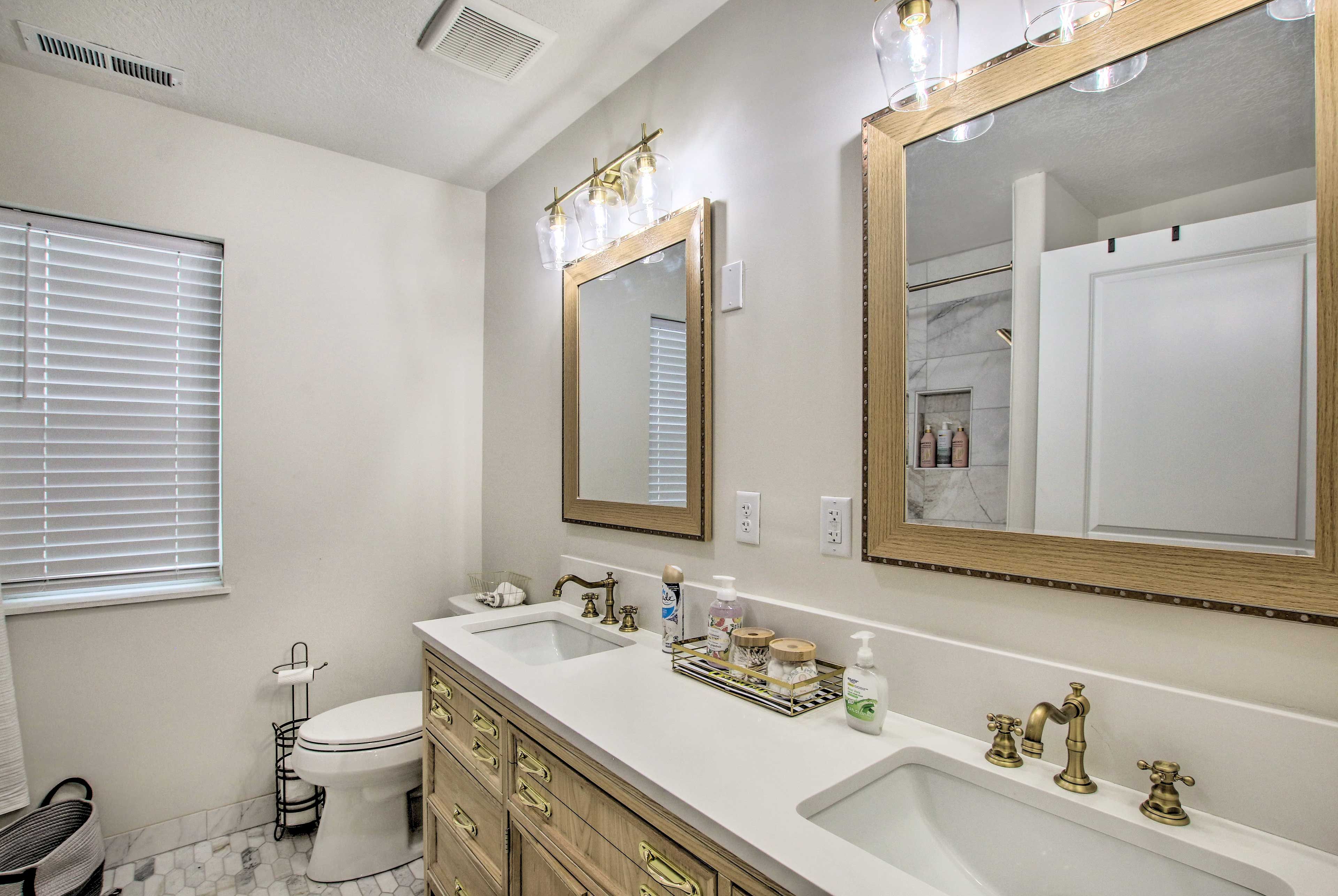 Full Bathroom | Complimentary Toiletries