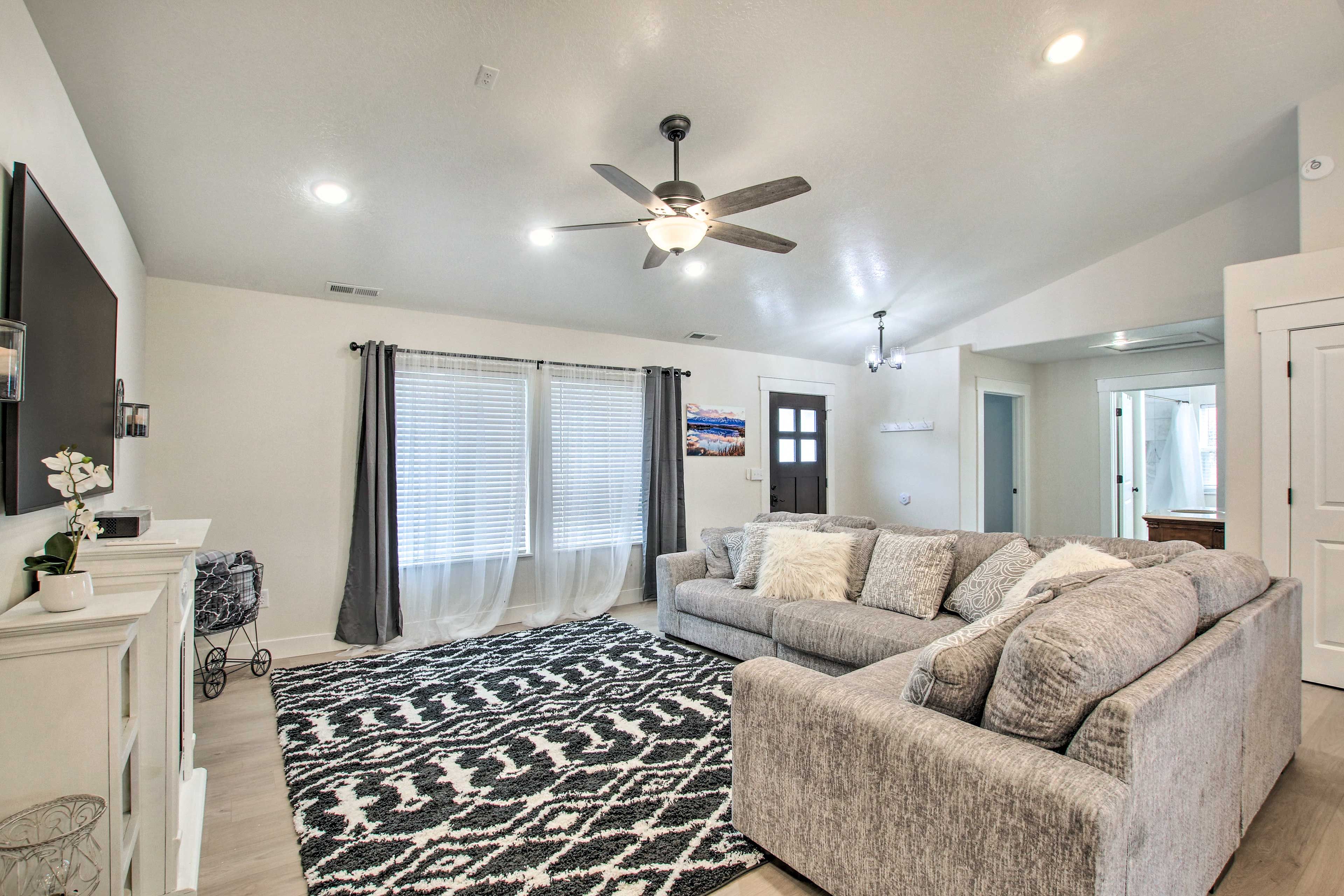 Living Room | Smart TV | Central A/C + Heating | Pack 'n Play Available