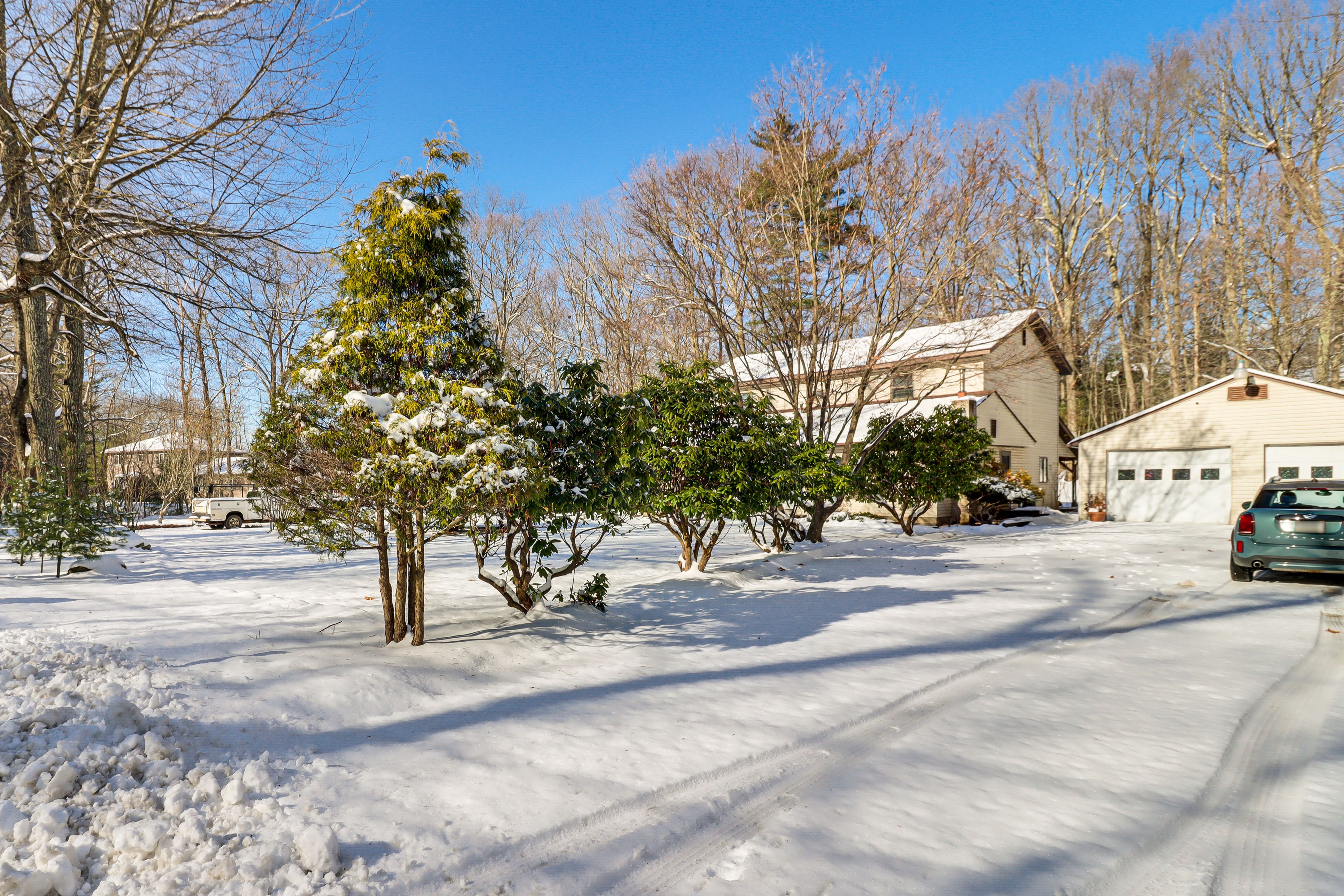 Parking | Driveway (11 Vehicles)