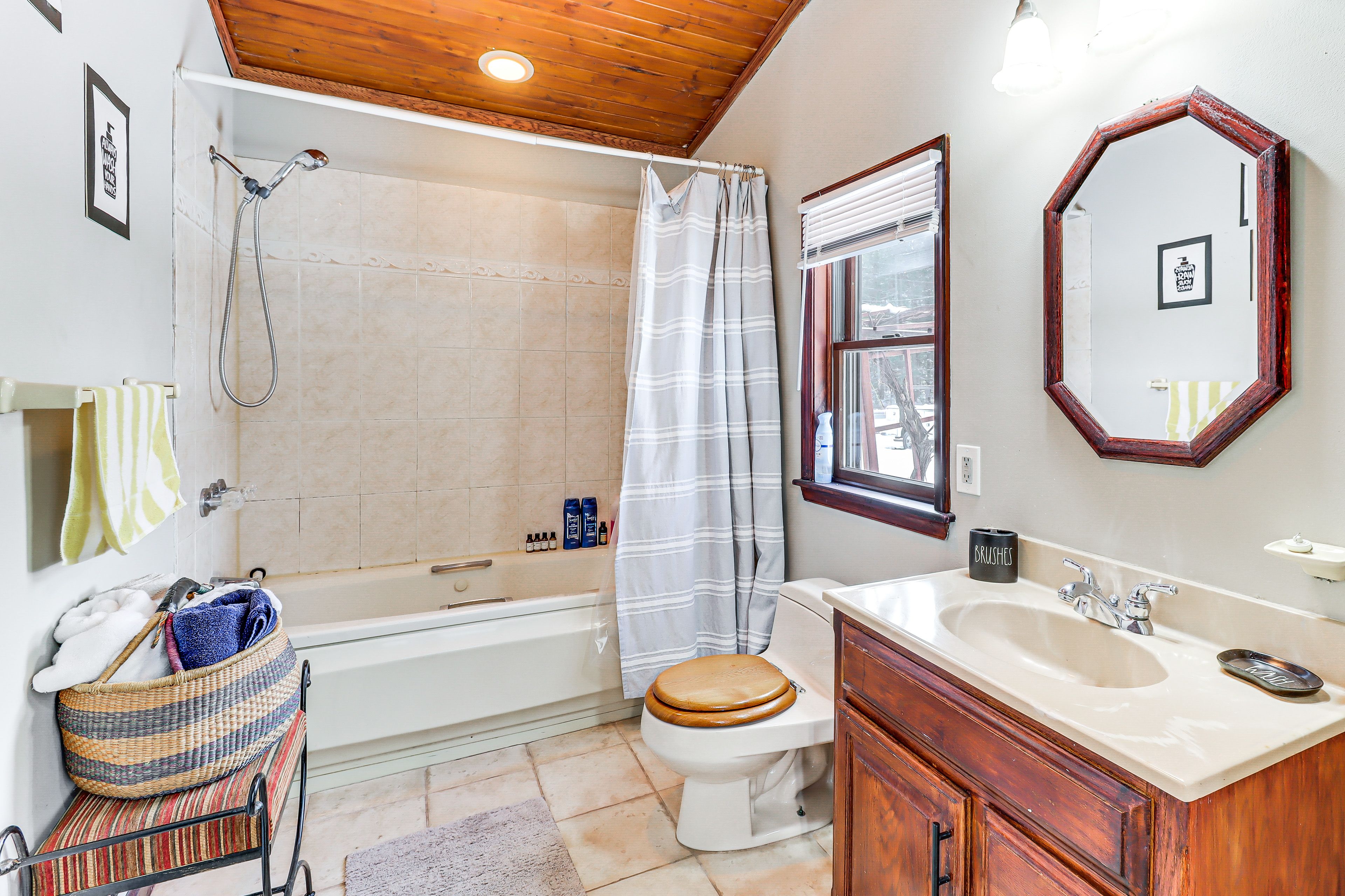 Full Bath | 2nd Floor