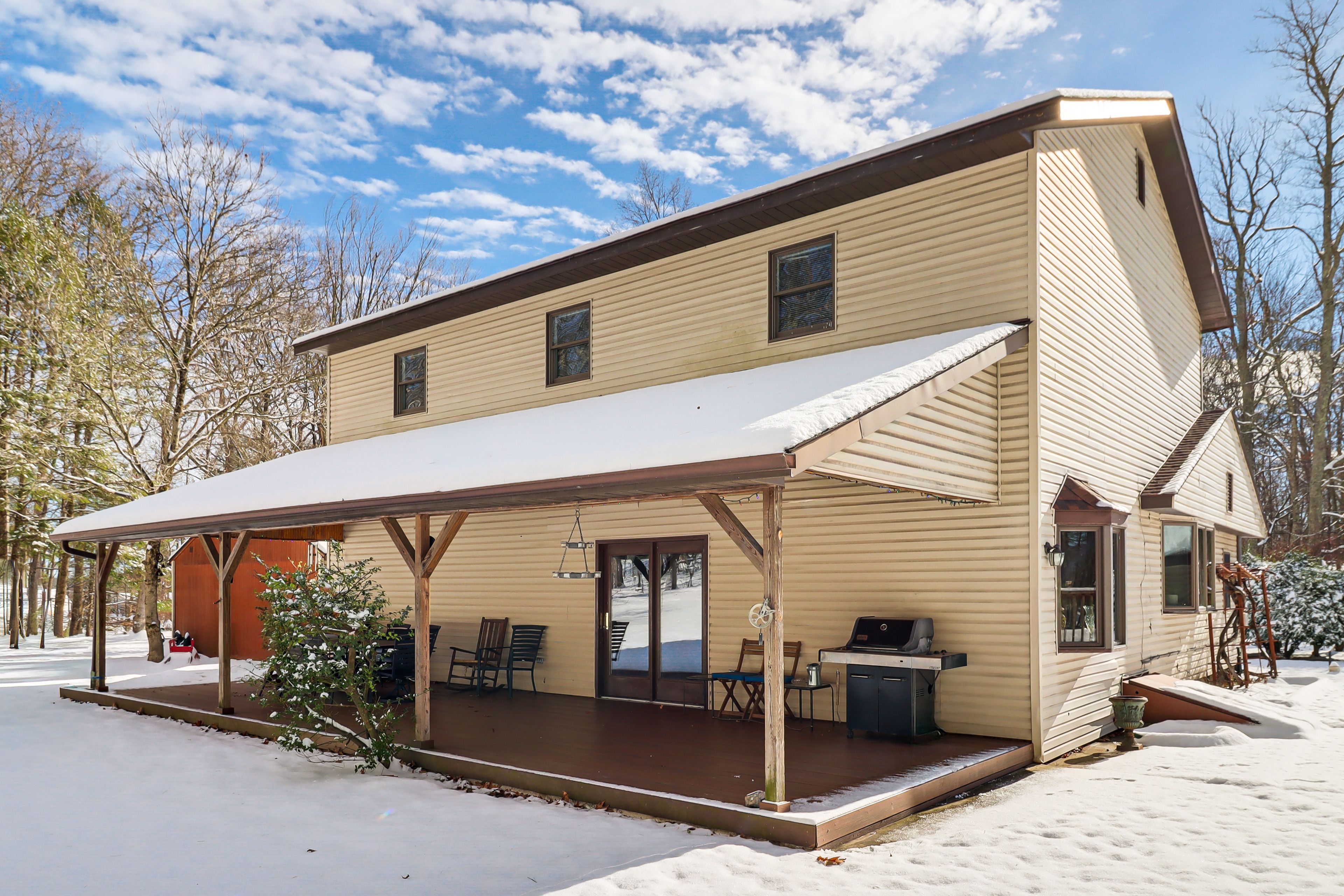 Covered Porch | Gas Grill | Outdoor Dining Set
