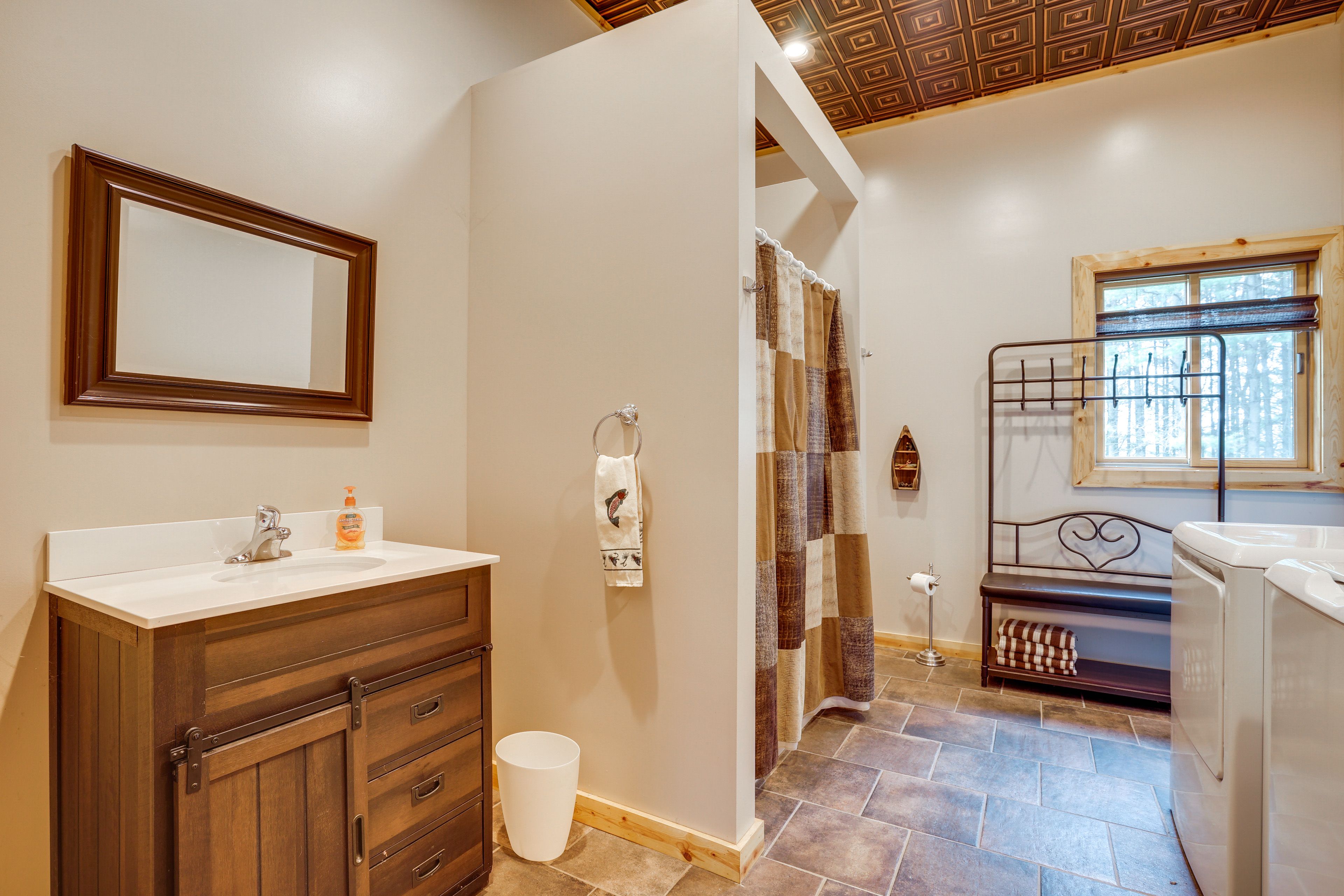 Full Bathroom | Towels Provided | Washer/Dryer