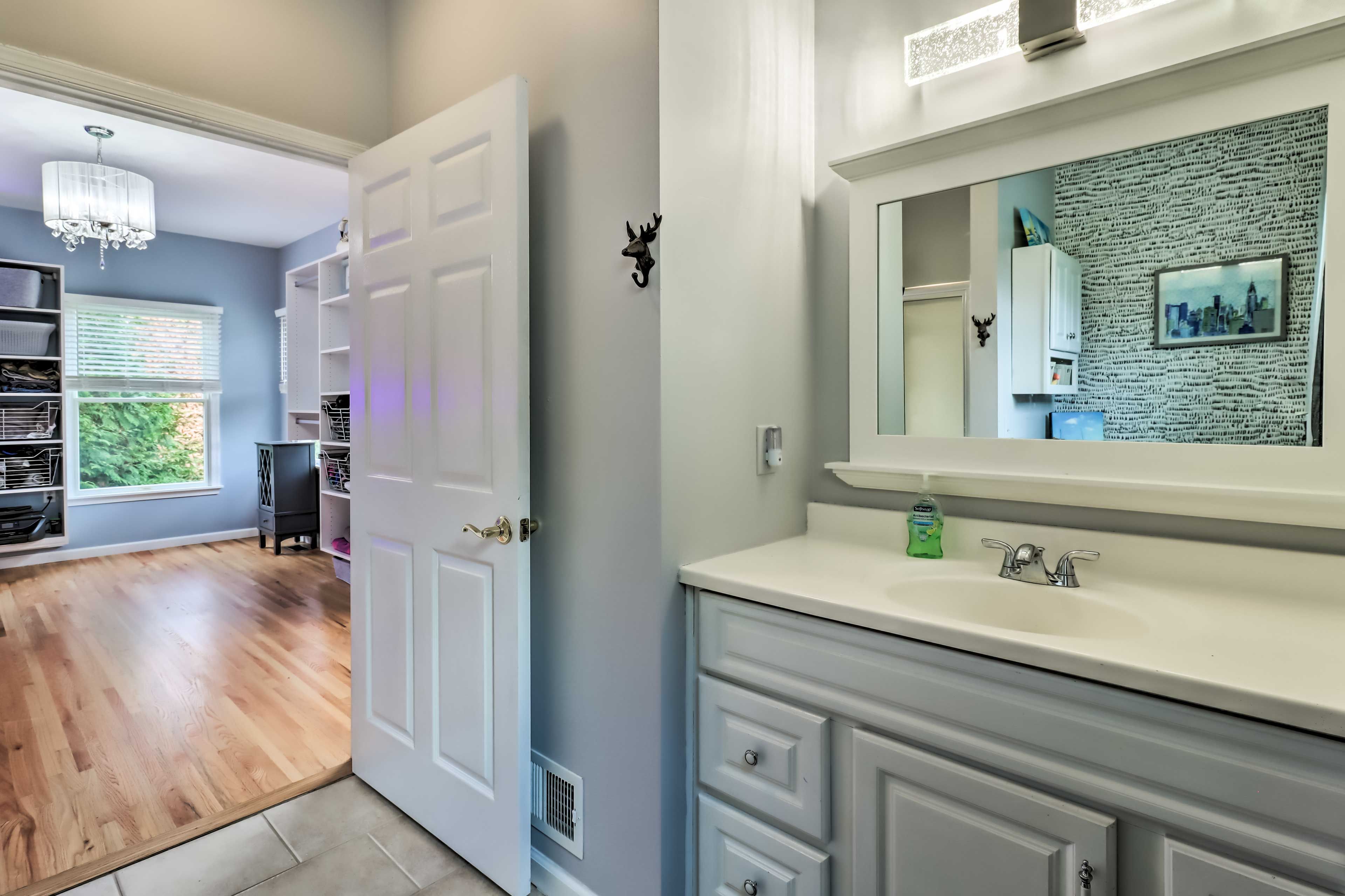 Full Bathroom | 1st Floor | Complimentary Toiletries