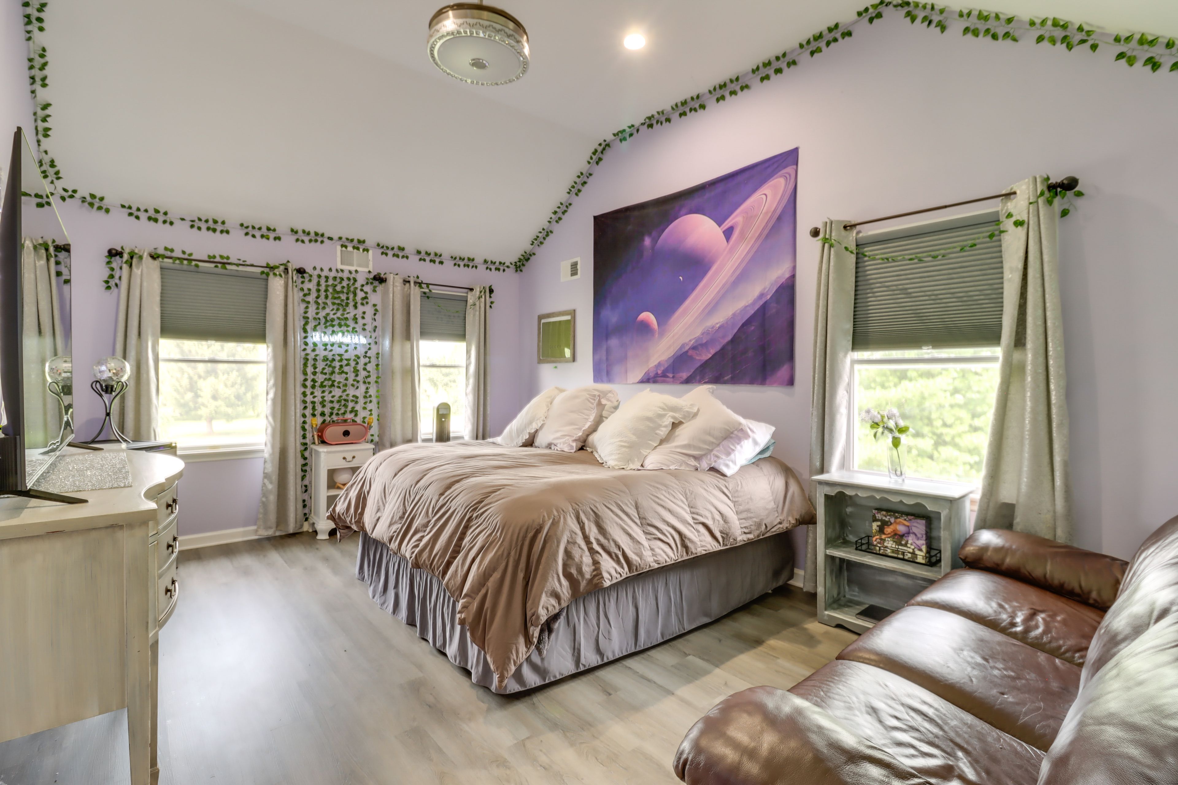 Bedroom 2 | King Bed | 2nd Floor | Hangers