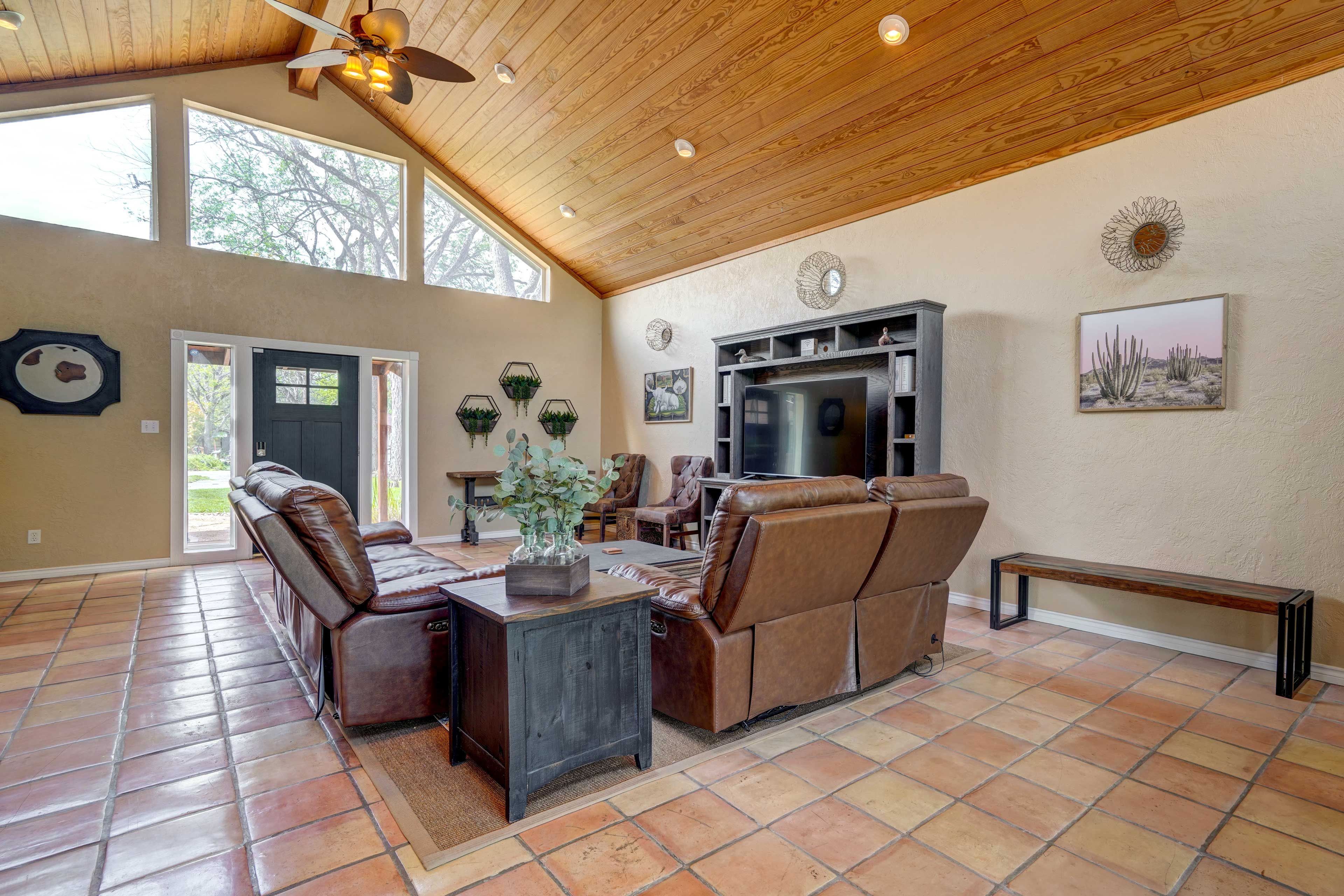 Living Room | Free WiFi | Central A/C | Smart TV