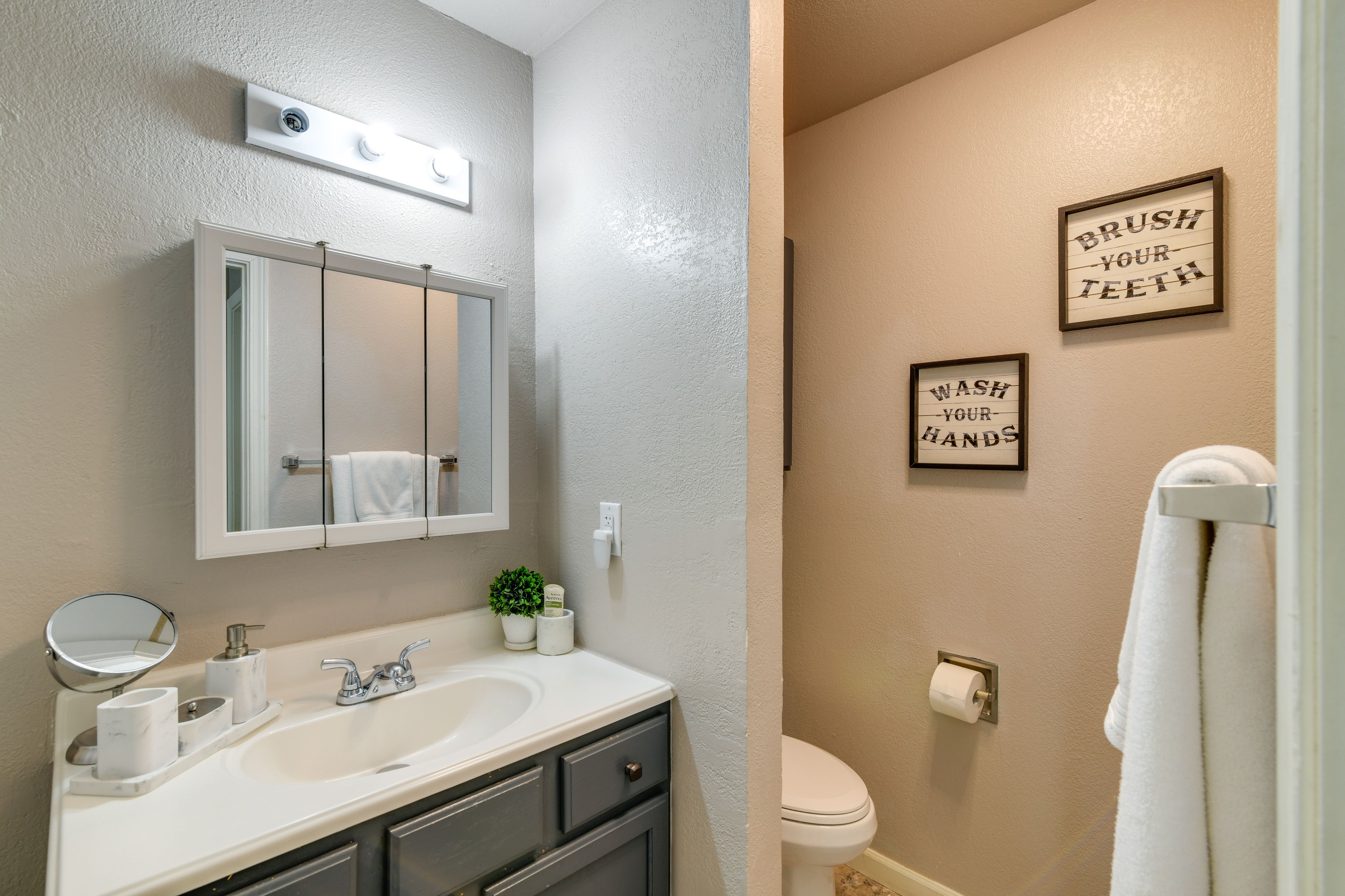 Full Bathroom | Towels Provided | Complimentary Toiletries