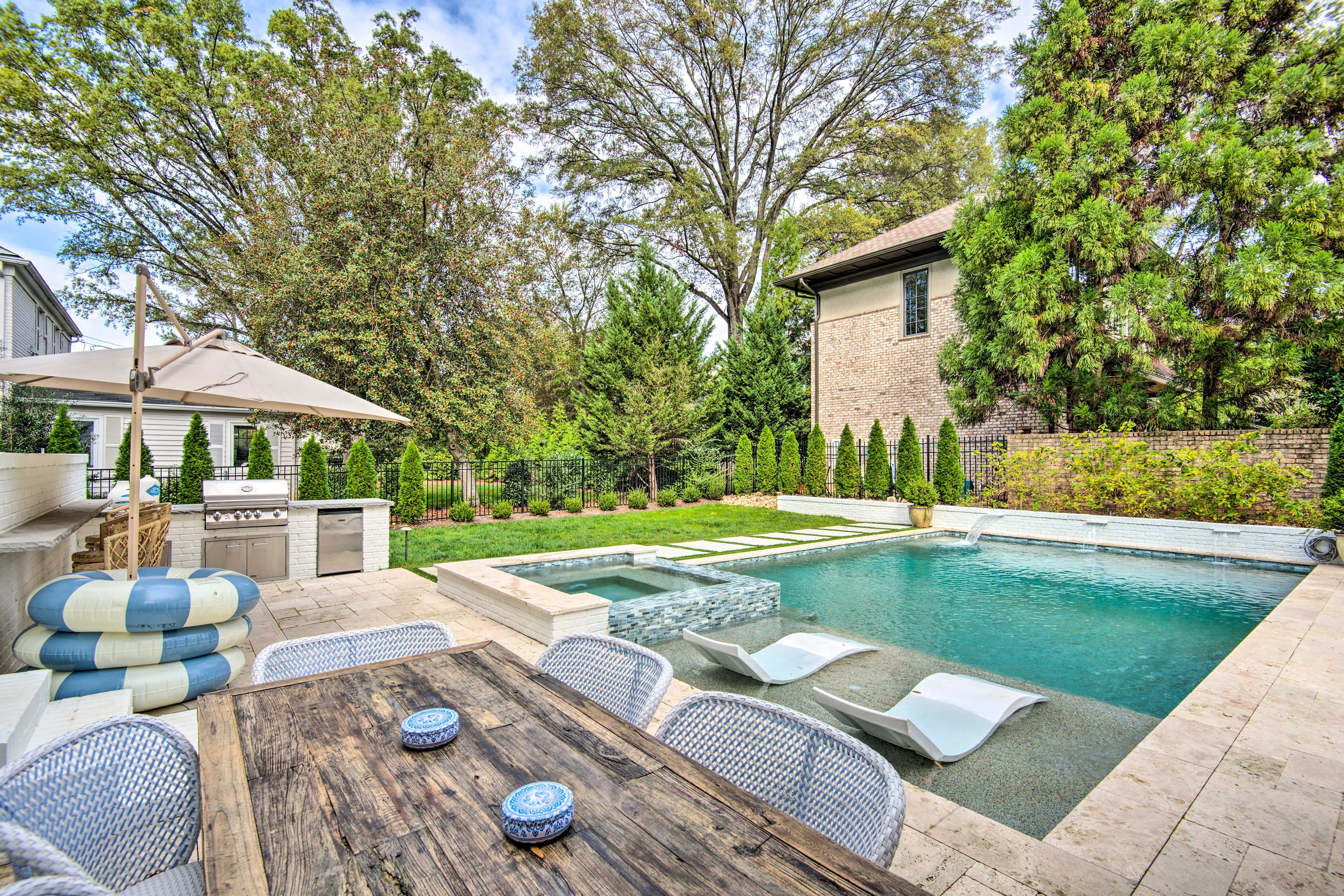 Pool Area | Outdoor Kitchen
