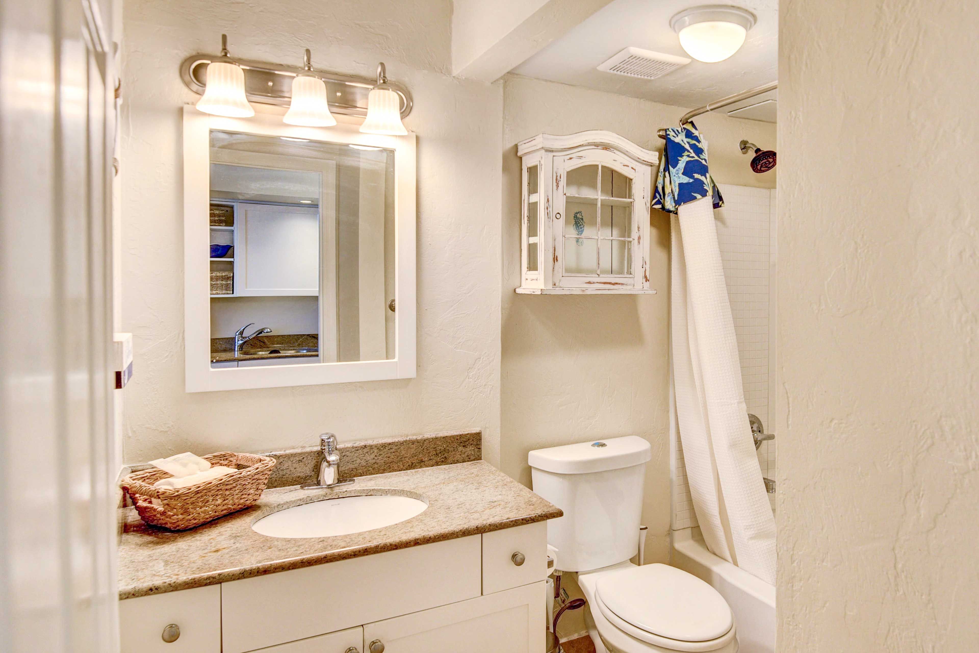 Full Bathroom | Complimentary Toiletries | Towels Provided