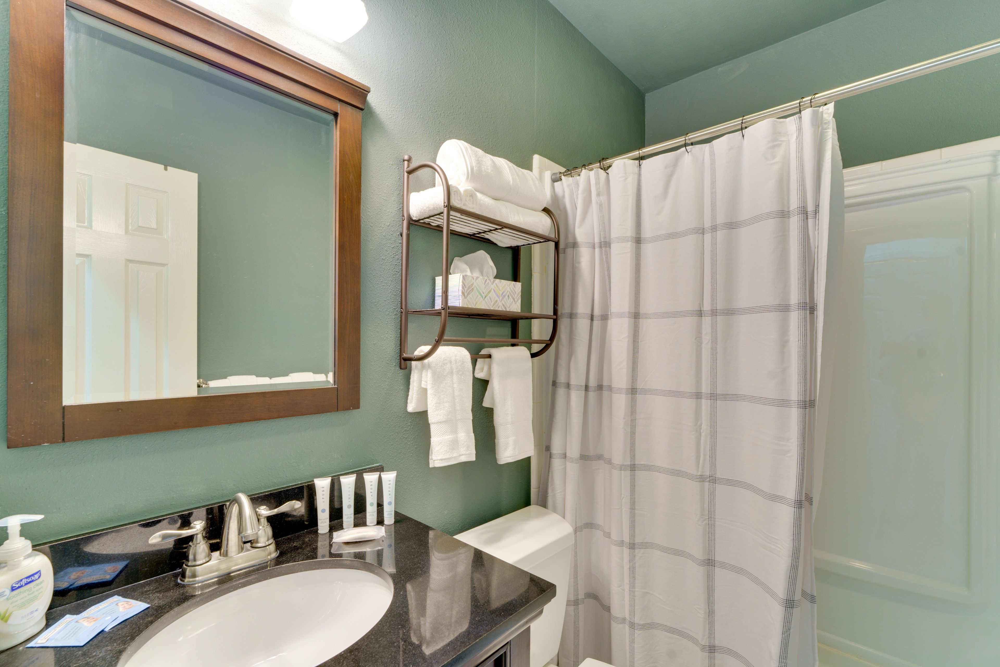 Full Bathroom | Complimentary Toiletries