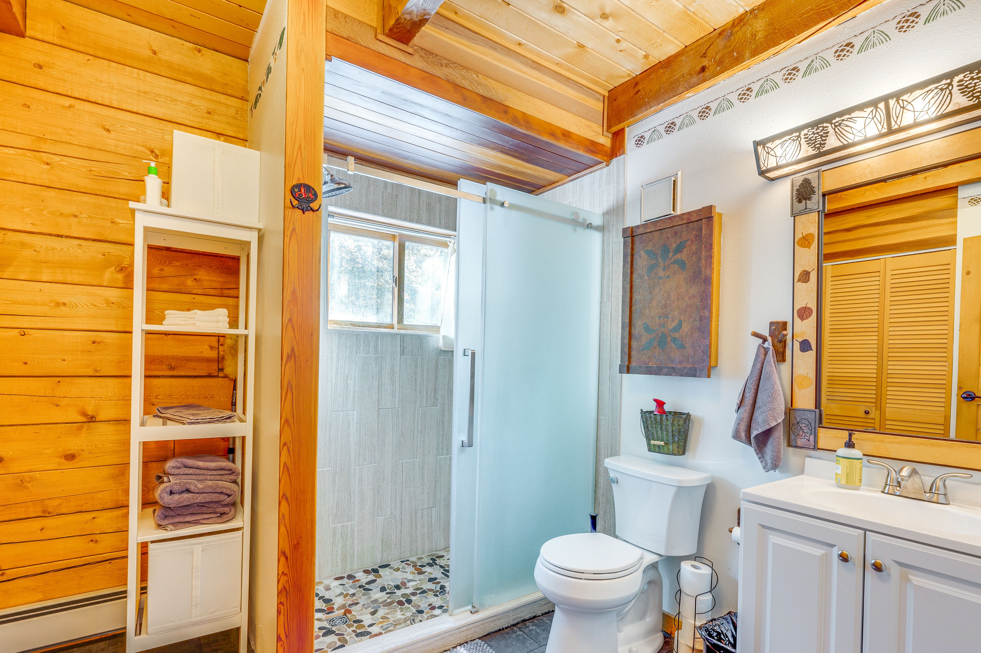 Full Bathroom | Towels Provided | Complimentary Toiletries