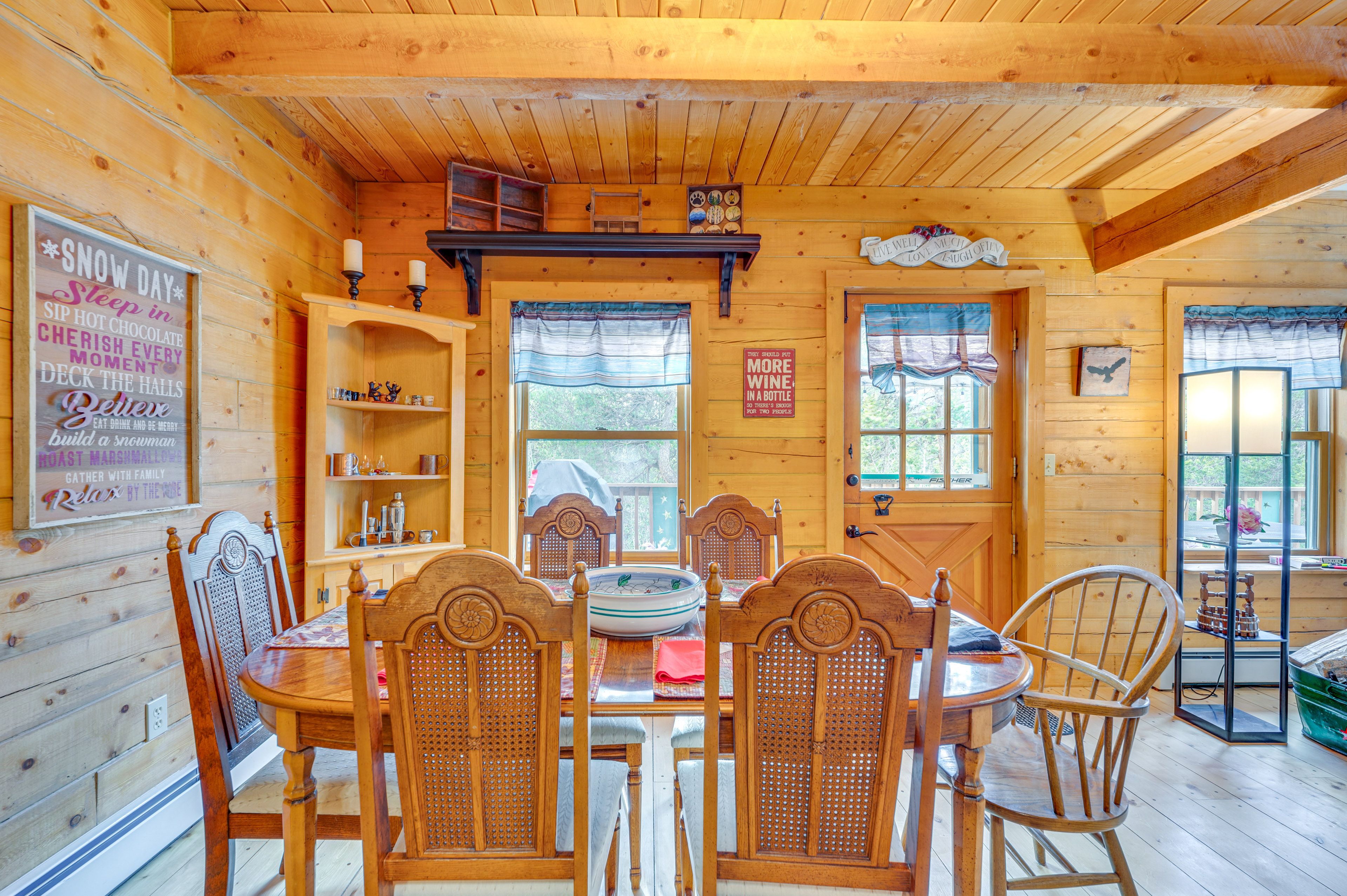 Dining Area | Dishware & Flatware Provided
