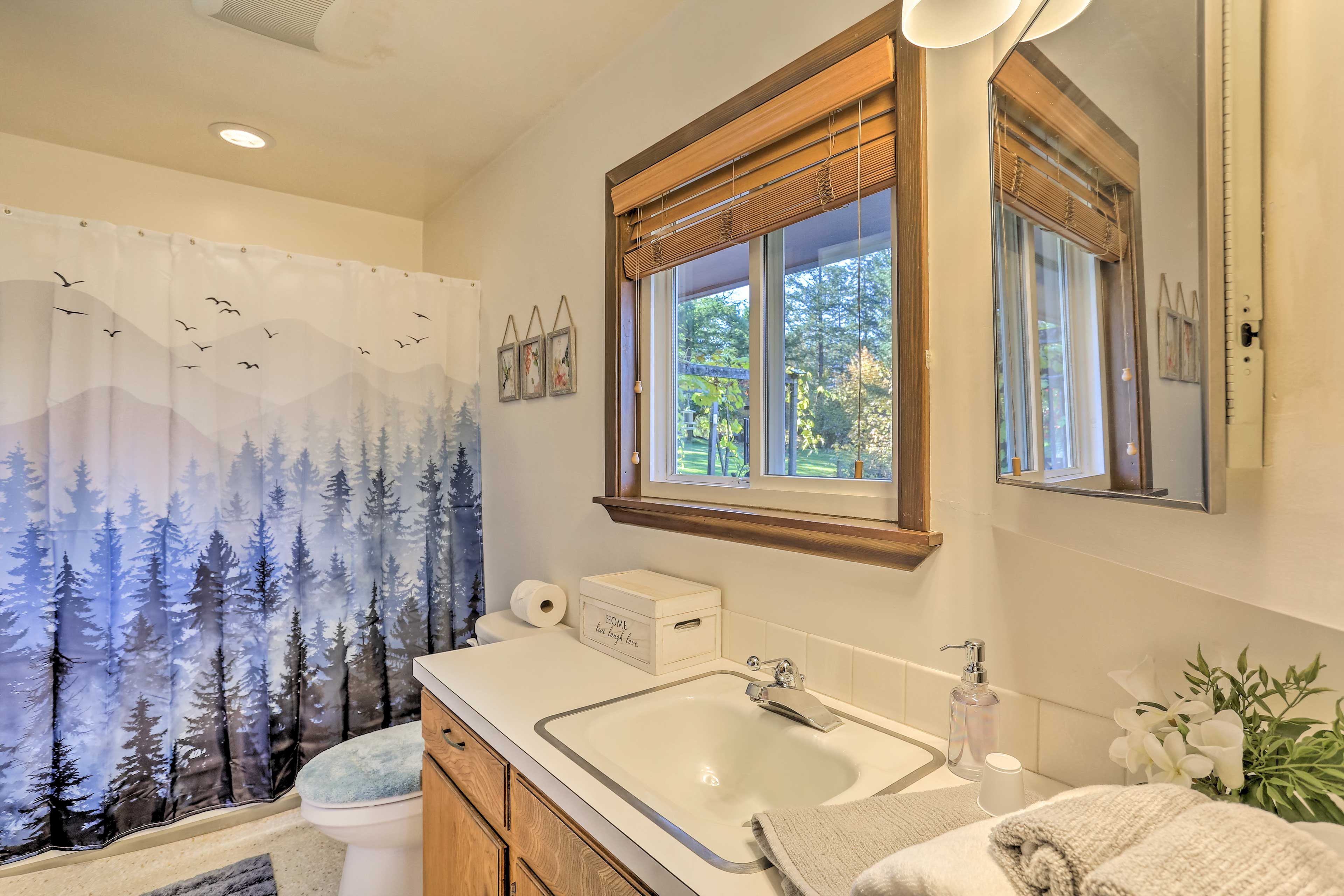 En-Suite Bathroom | Complimentary Toiletries