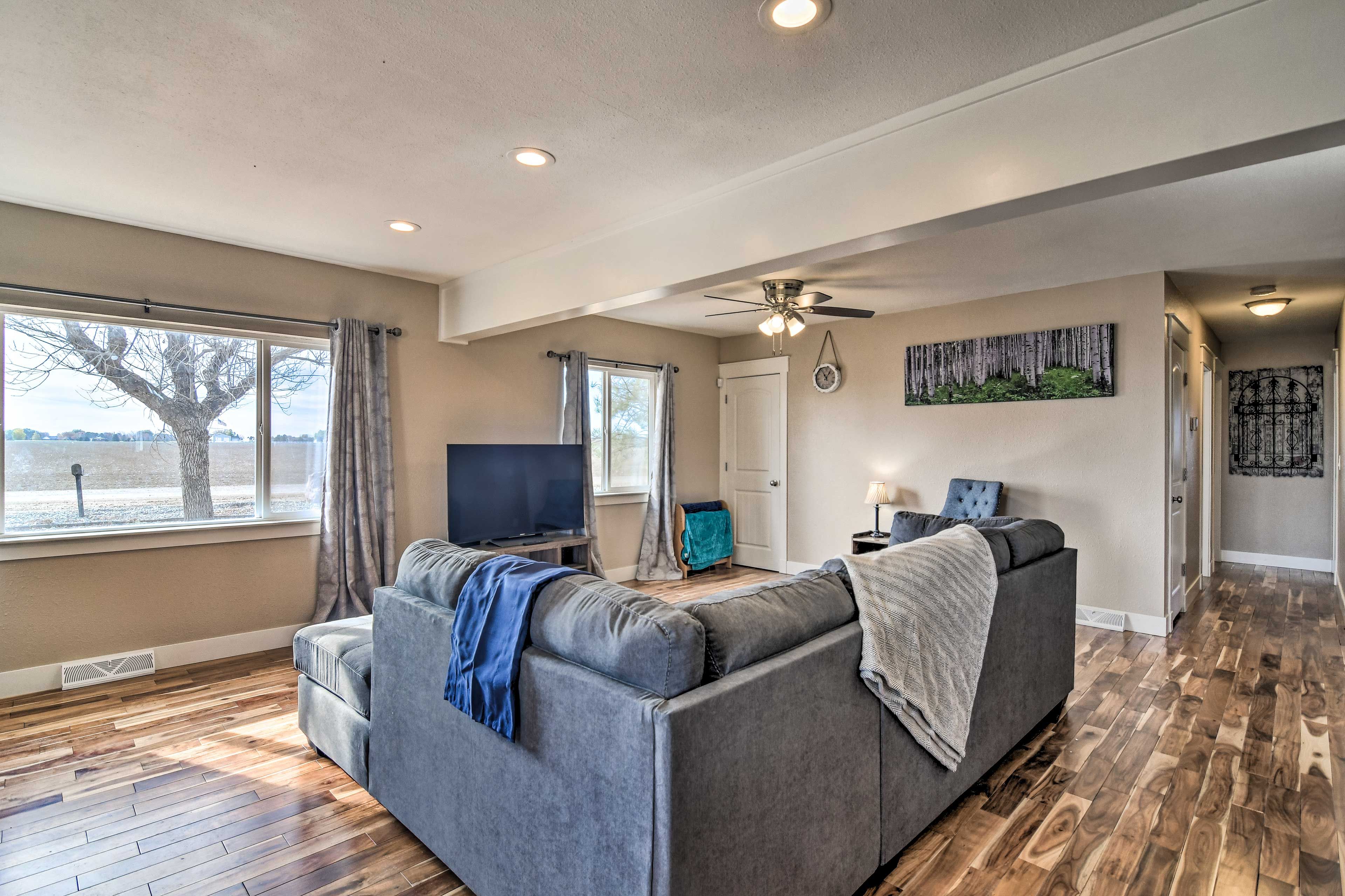 Living Room | Queen Sleeper Sofa | Free WiFi | Smart TV | Central A/C