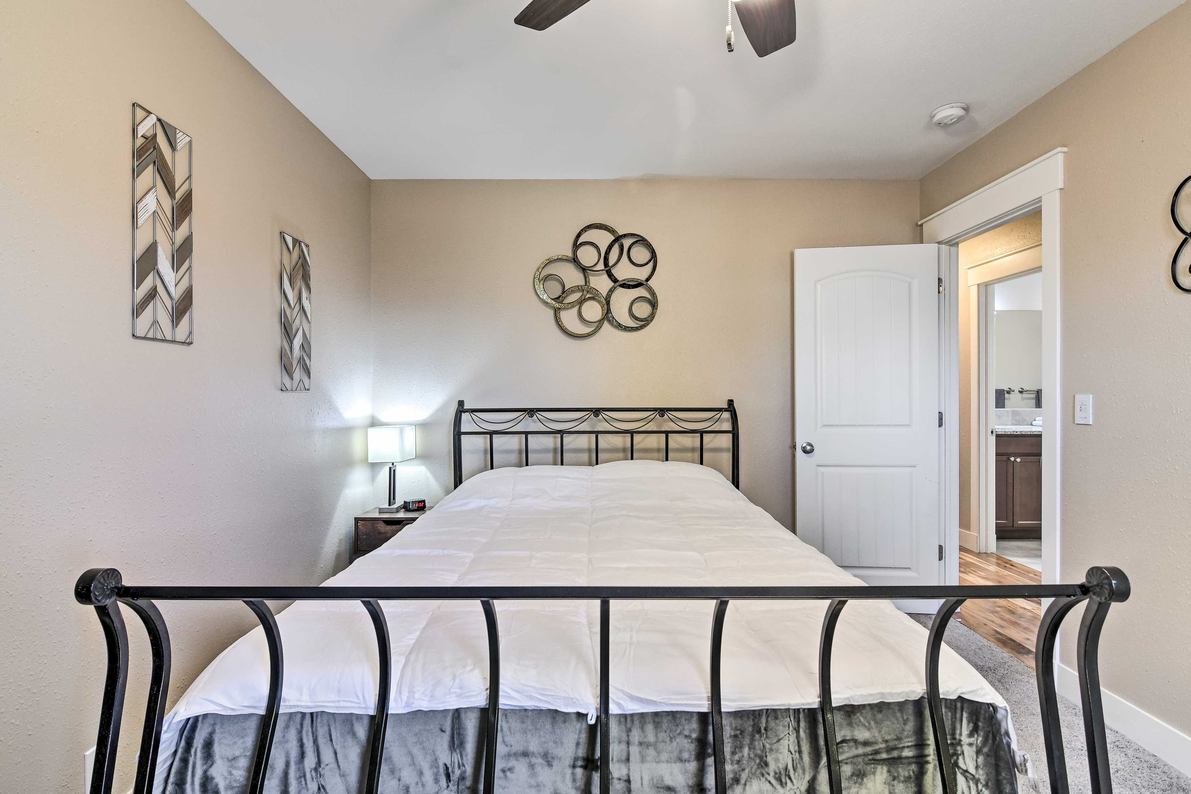 Bedroom 2 | Queen Bed