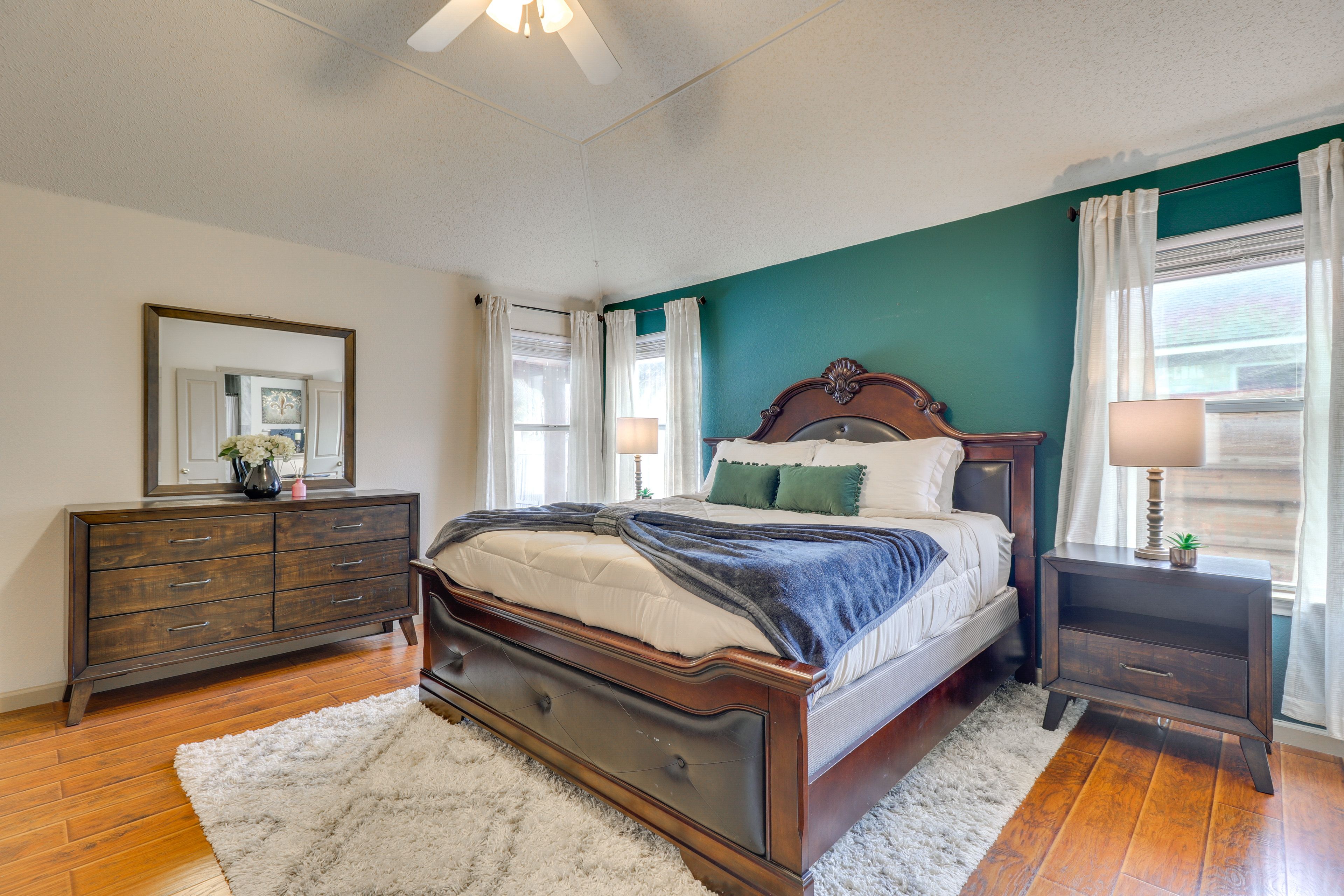 Bedroom 1 | King Bed