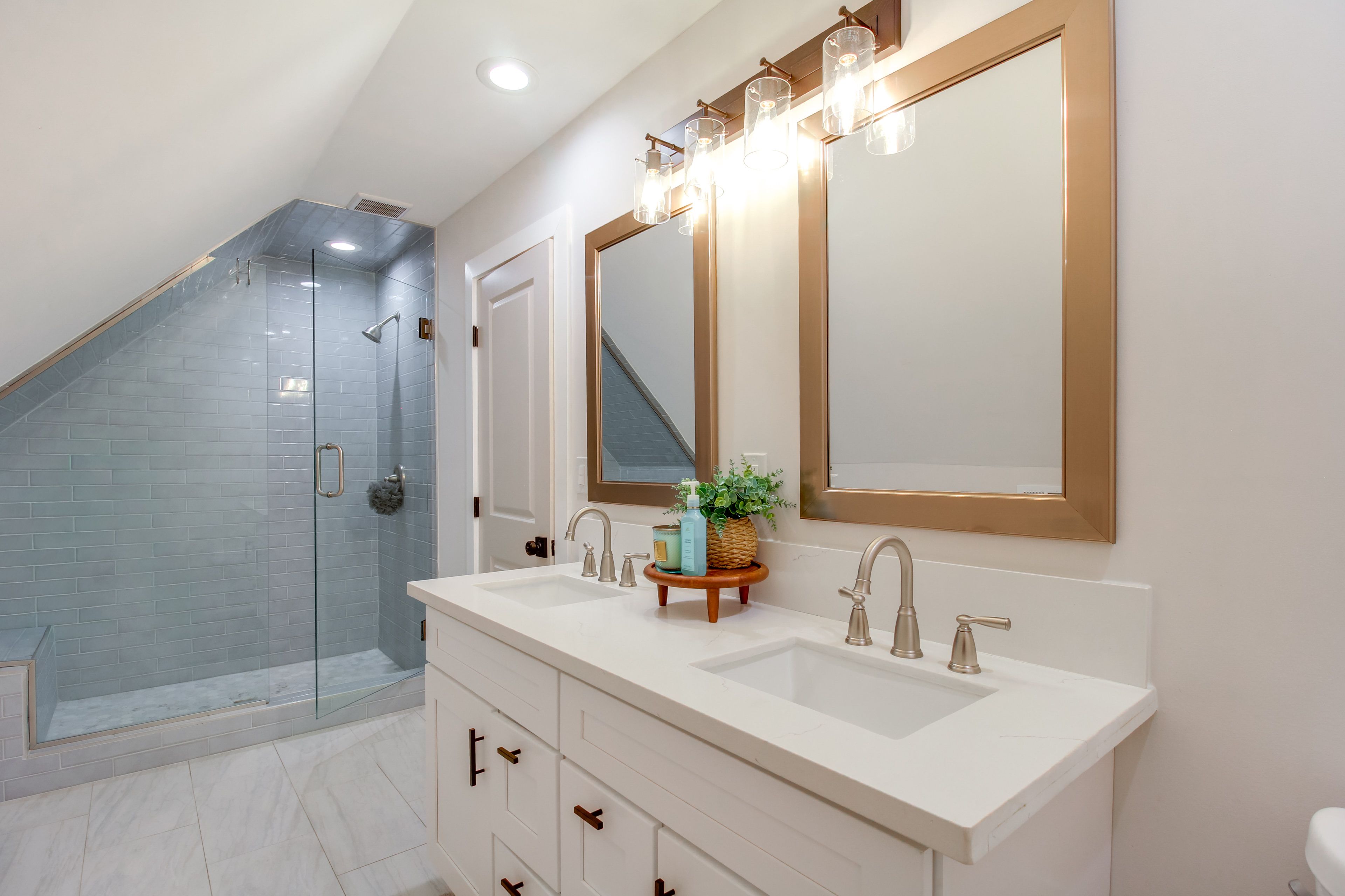 Full Bathroom | 2nd Floor