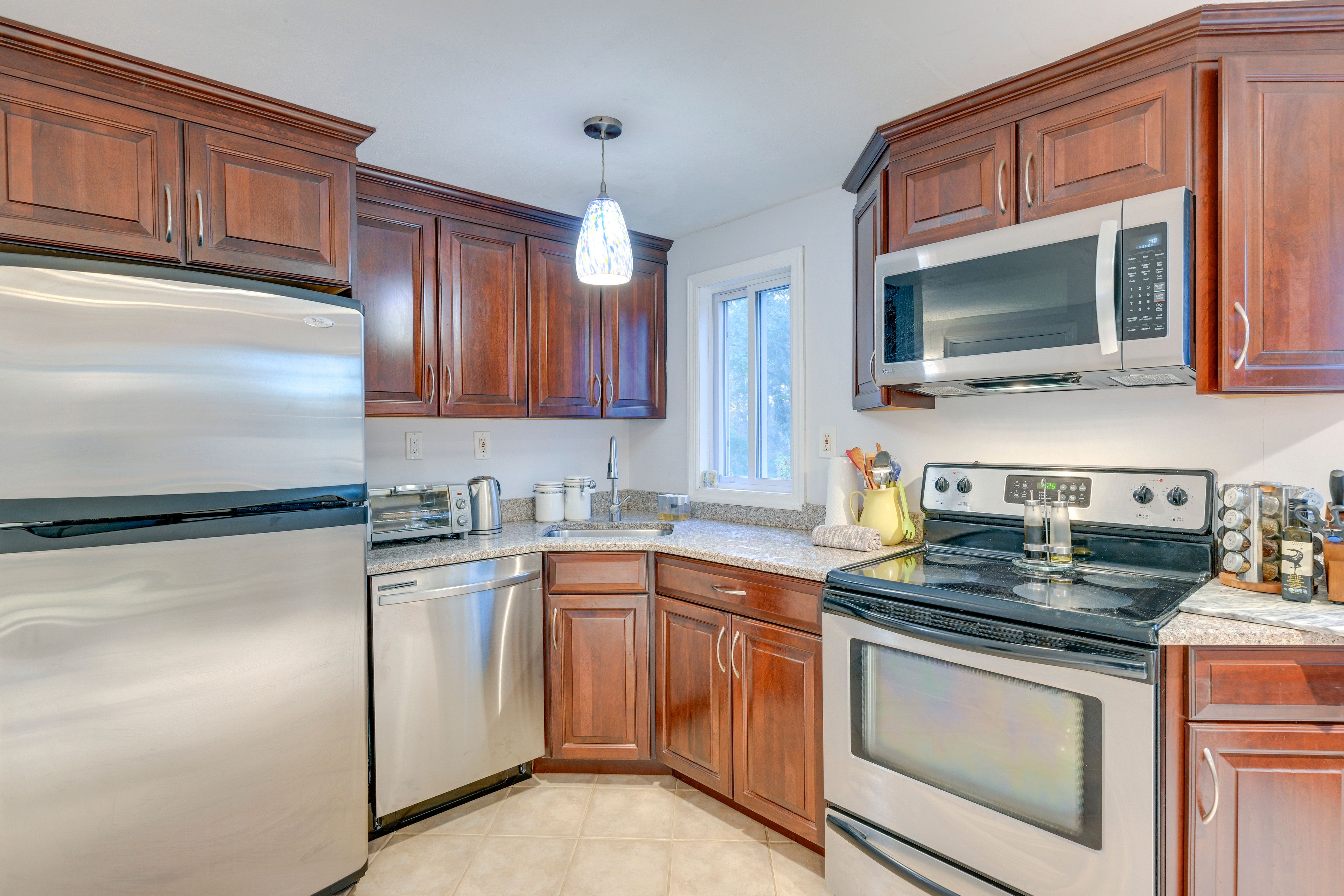 Kitchen | Dishware & Flatware | Coffee Maker | Complimentary Spices