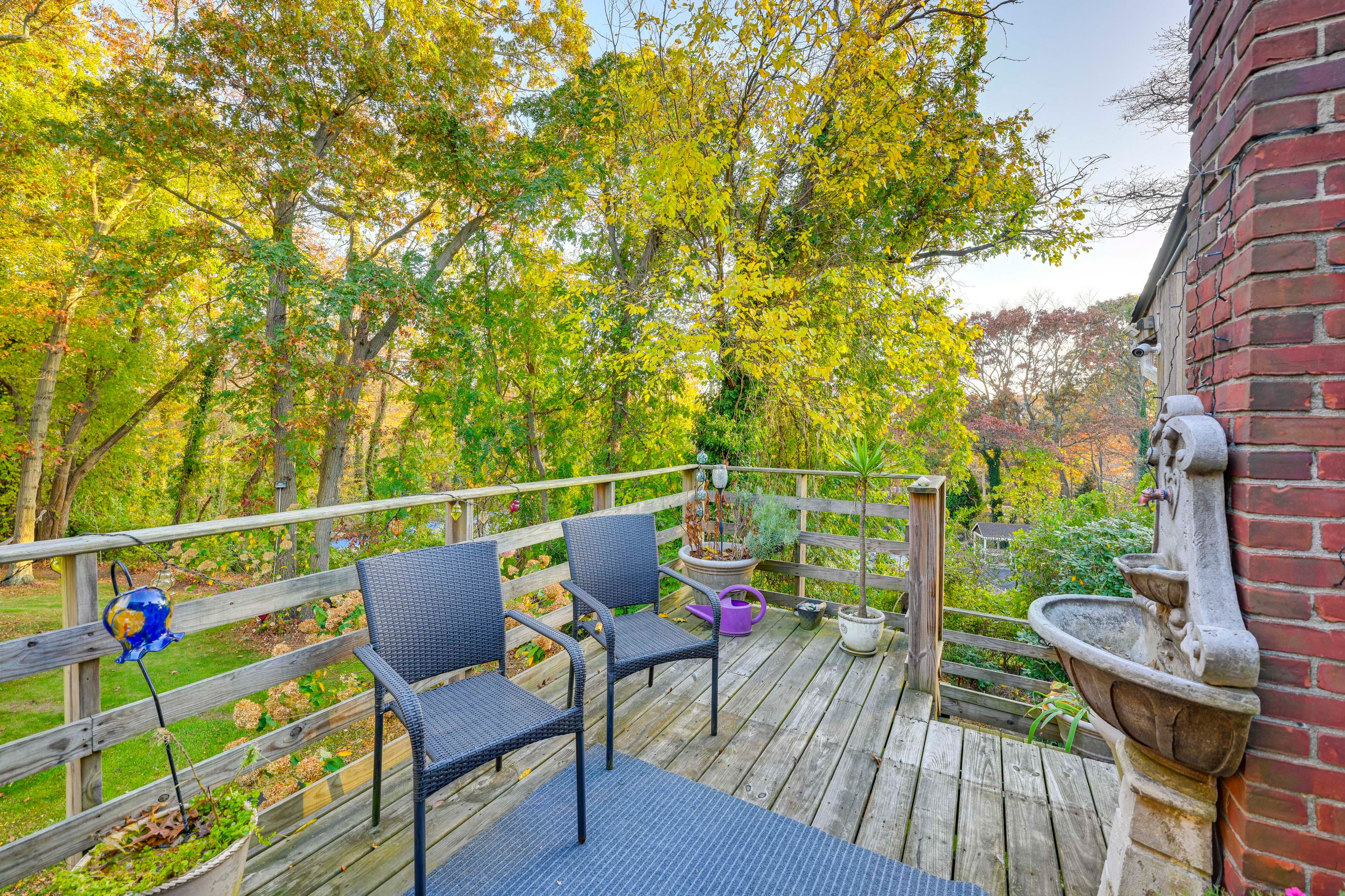 Dix Hills Vacation Rental | 2BR | 1BA | 800 Sq Ft | 2 Exterior Flights of Stairs