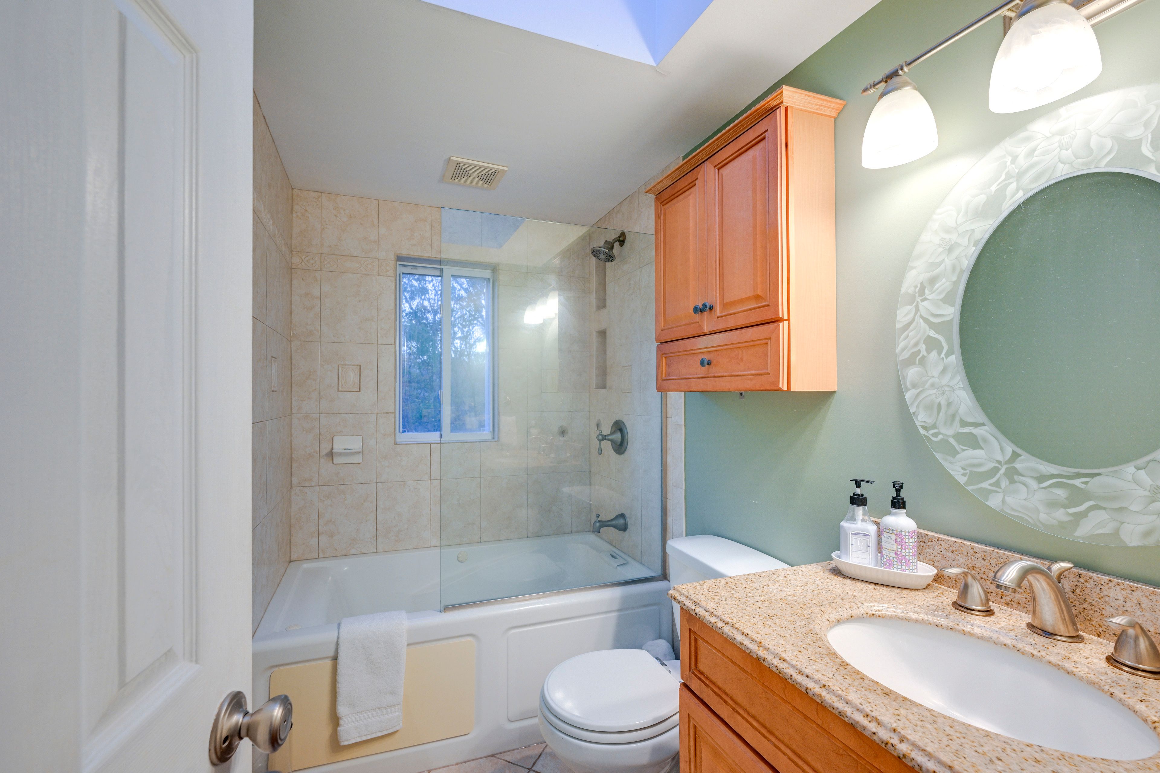 Full Bathroom | Complimentary Toiletries | Towels Provided