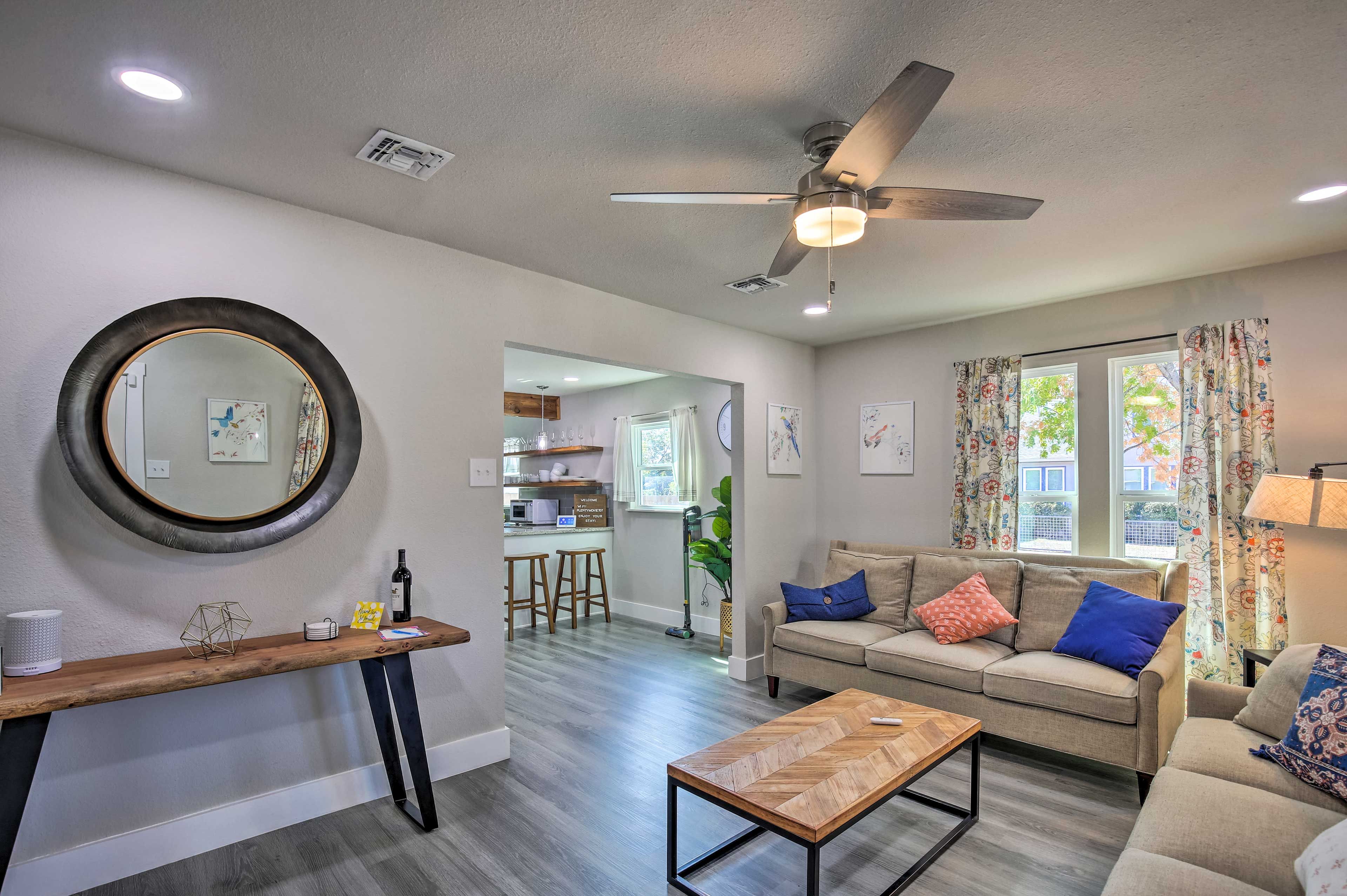Living Room | Smart TV w/ HBO, Starz & Showtime | Central A/C