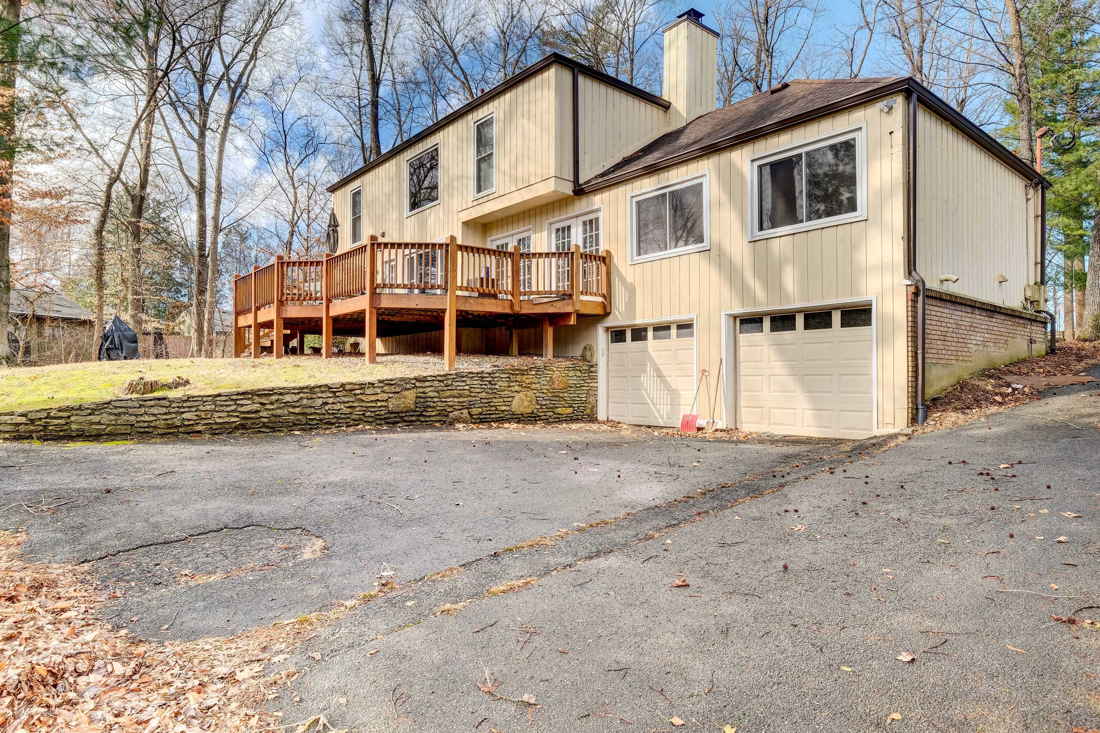 Parking | Garage (2 Vehicles) | Driveway (10 Vehicles) | RV/Trailer Parking