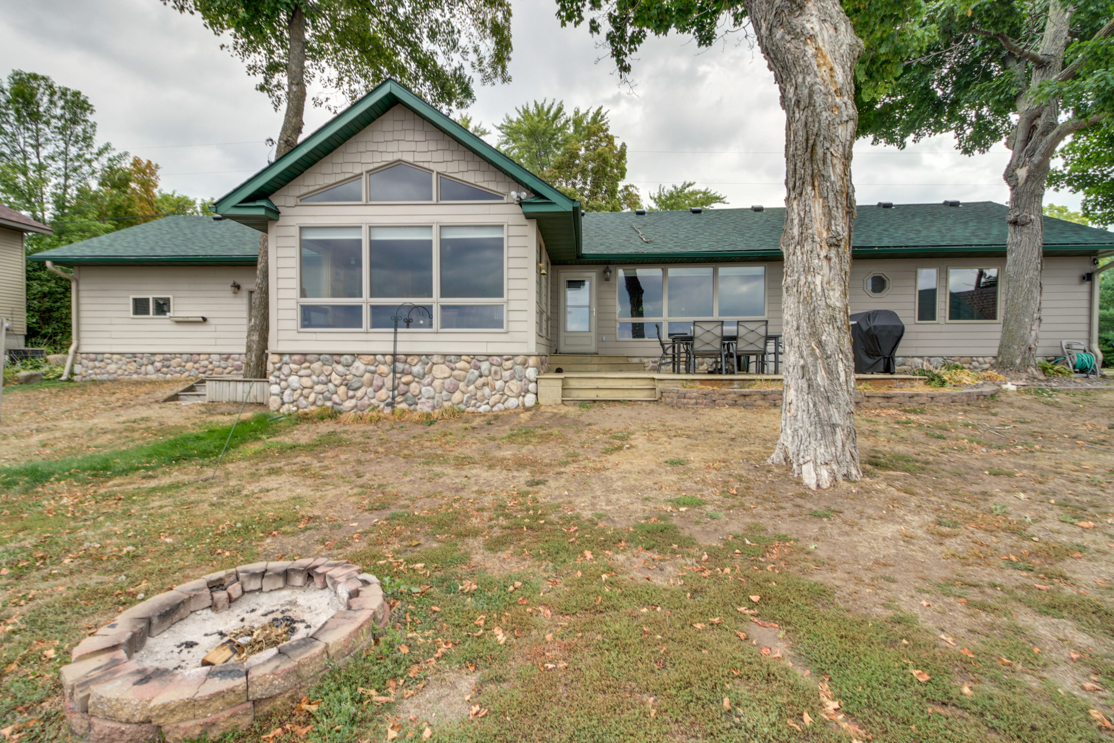 Private Yard | Fire Pit