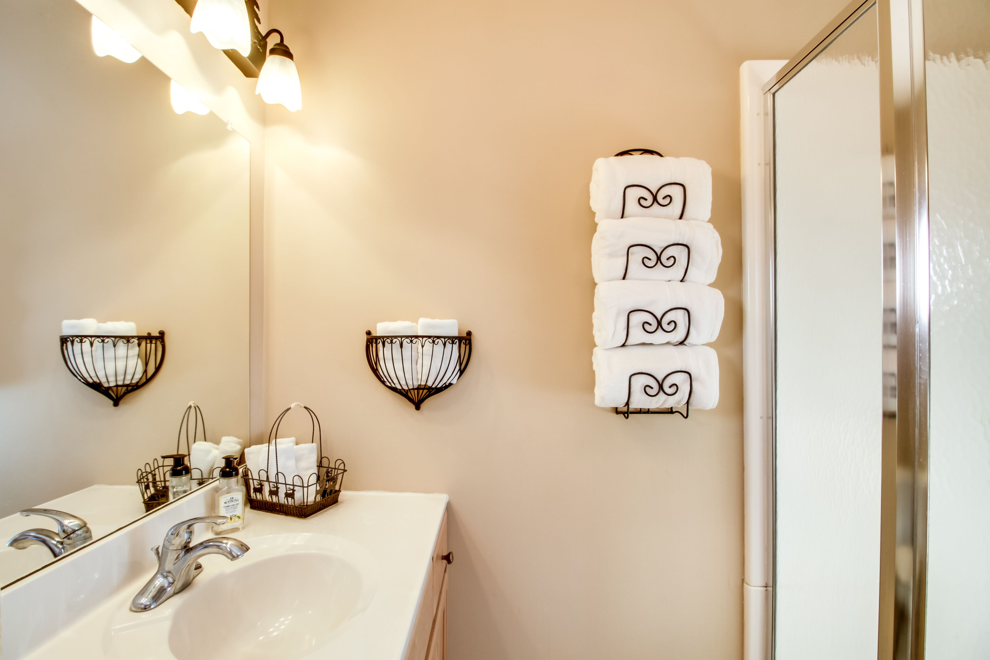 Full Bathroom | Towels Provided | Complimentary Toiletries