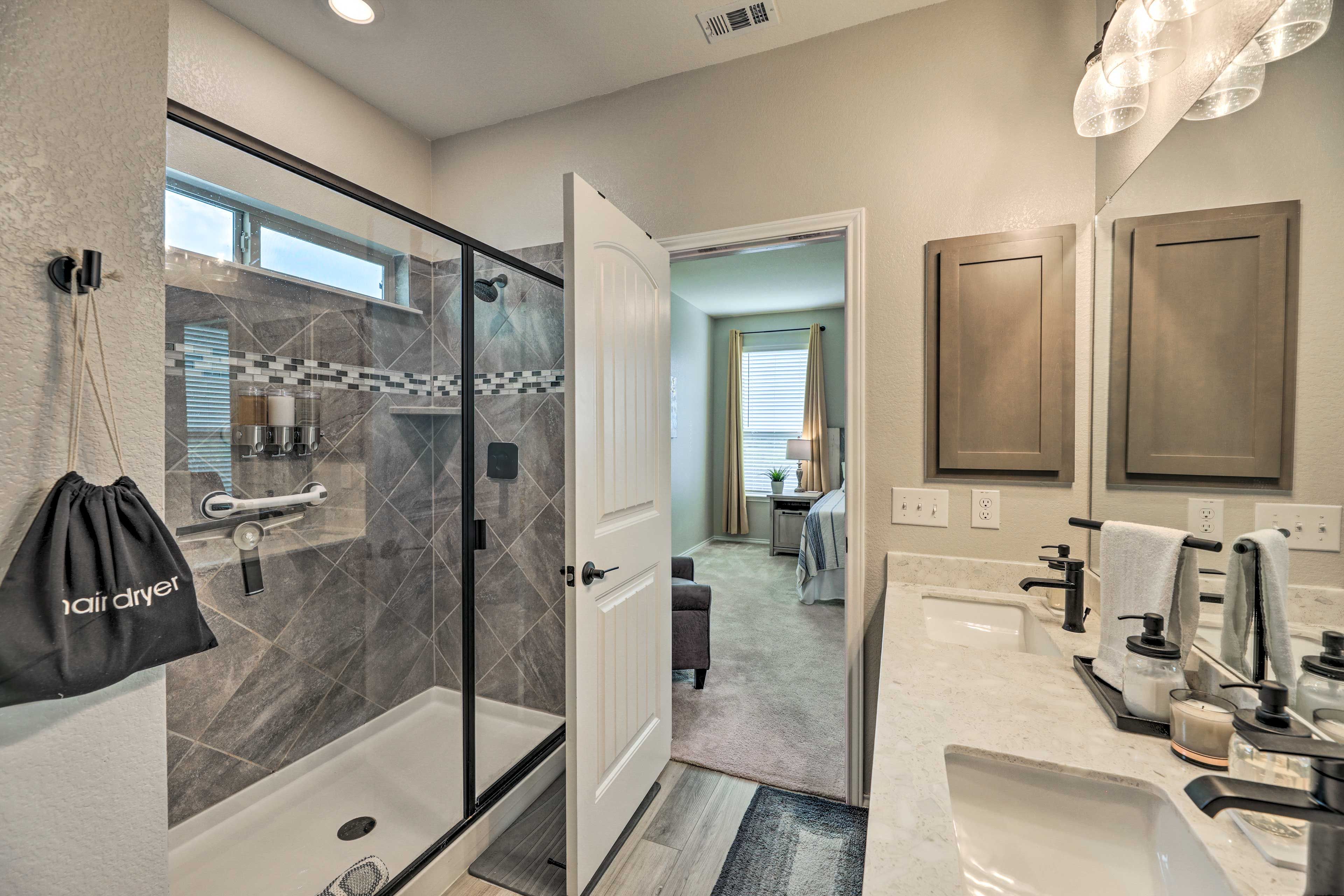 En-Suite Bathroom | Linens & Towels | Complimentary Toiletries
