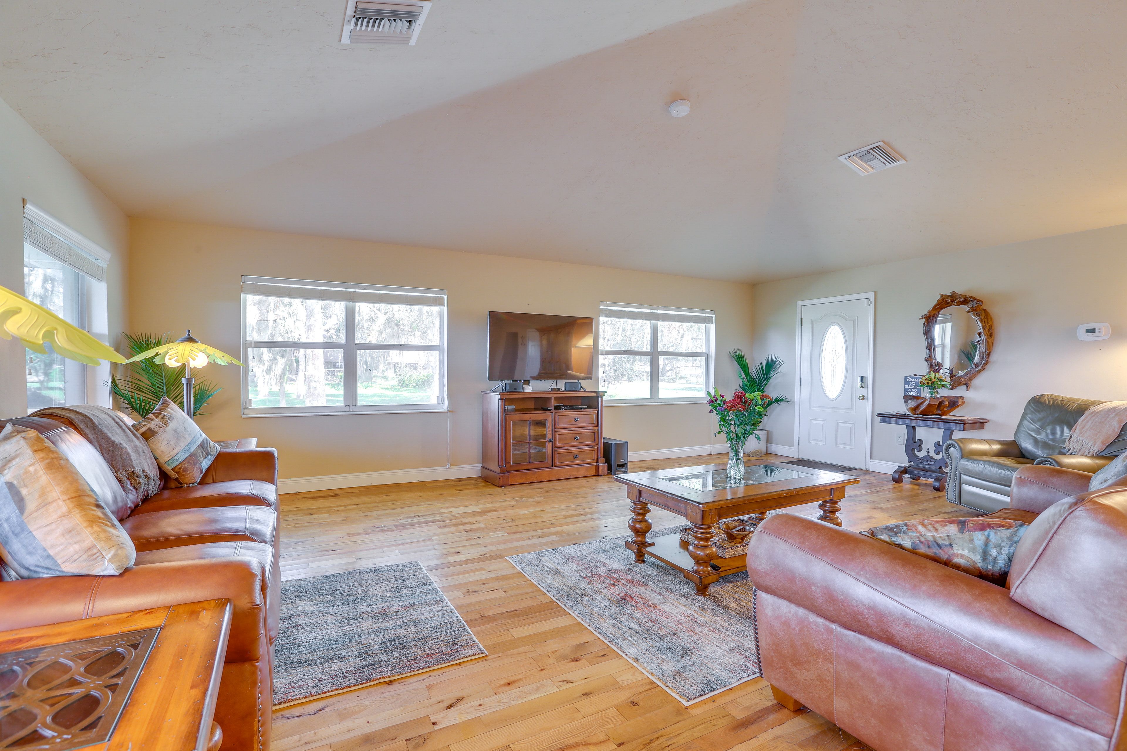 Living Area | Queen Sleeper Sofa | Free WiFi | Smart TV | Central Heating & A/C